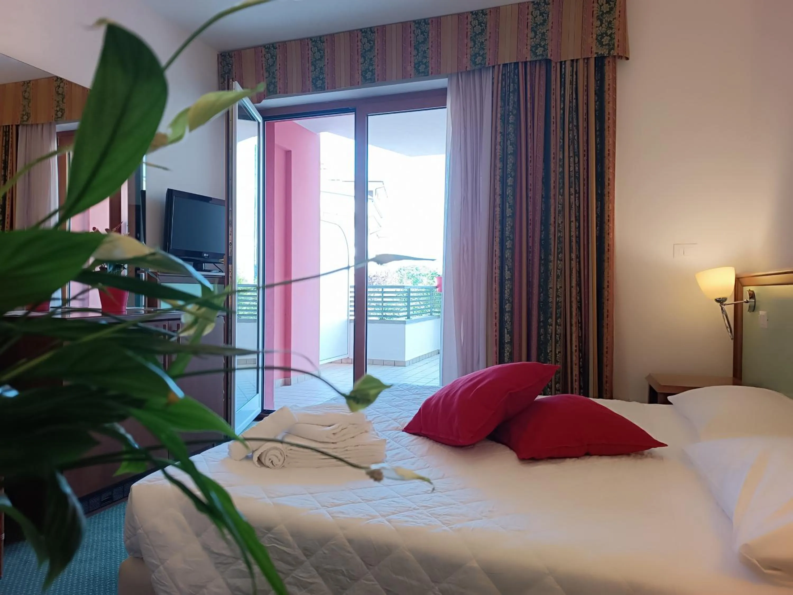 Balcony/Terrace, Bed in Hotel Il Guscio