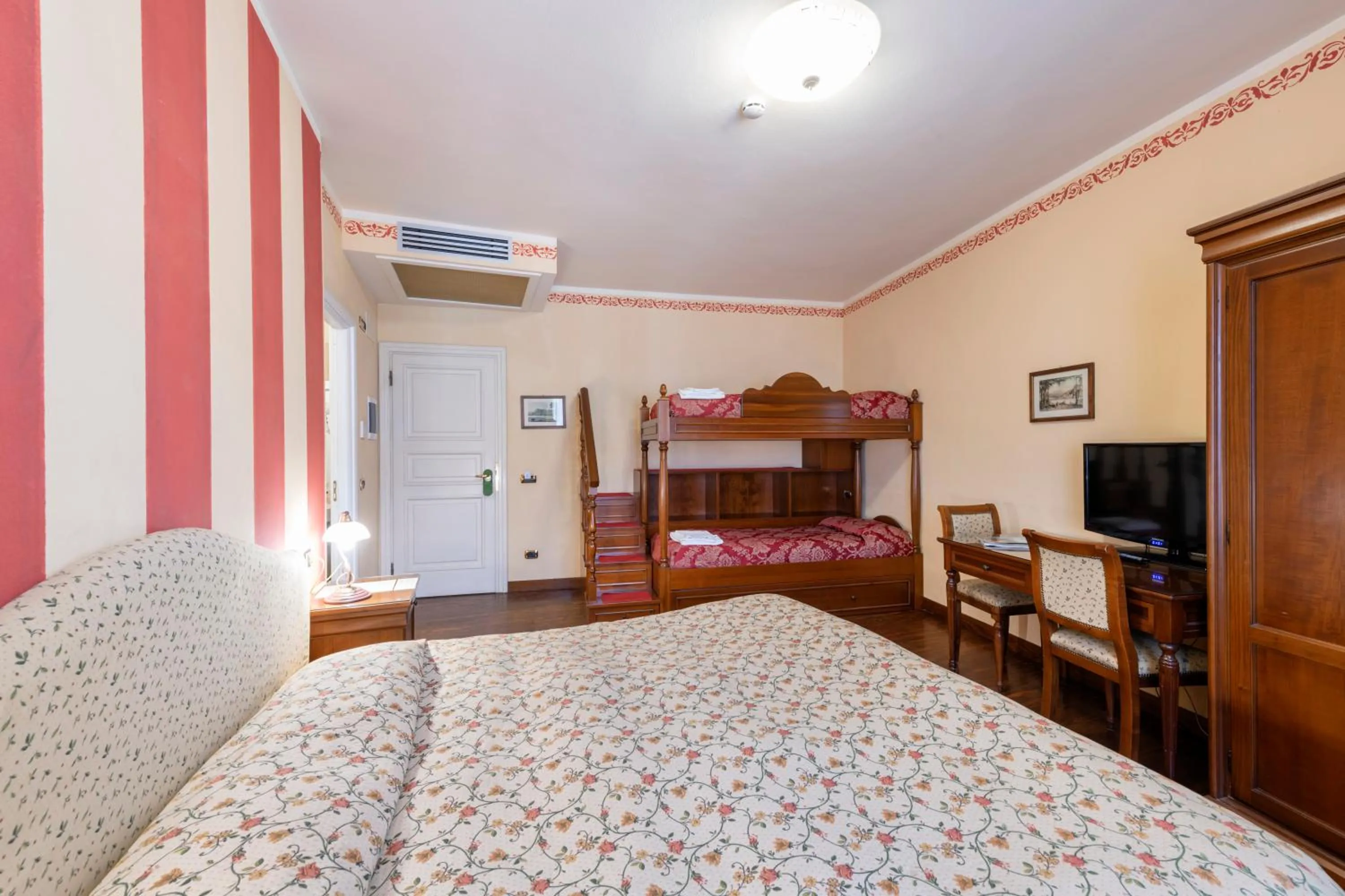 Photo of the whole room, Bed in La Dependance