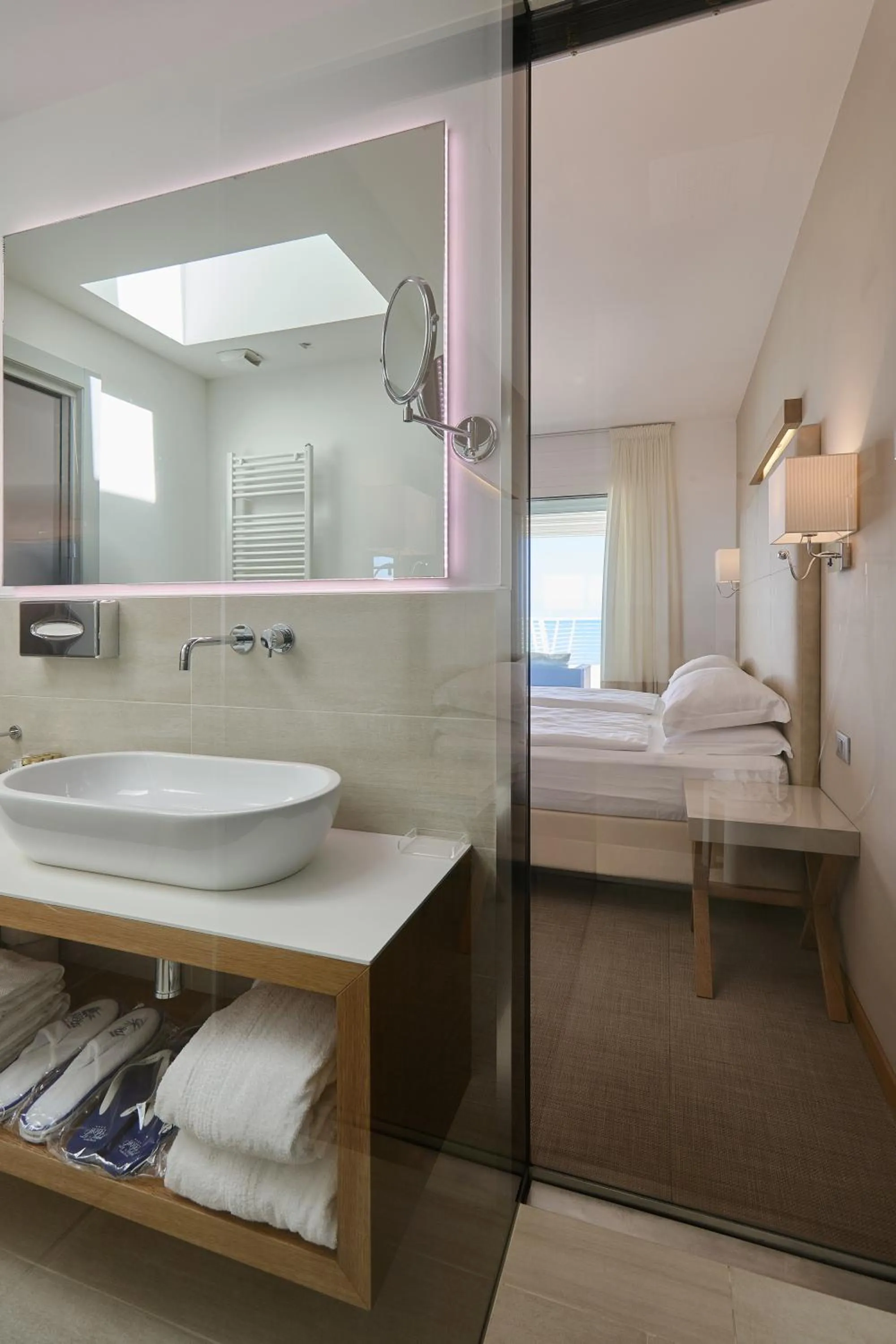 Shower, Bed in Hotel Le Soleil