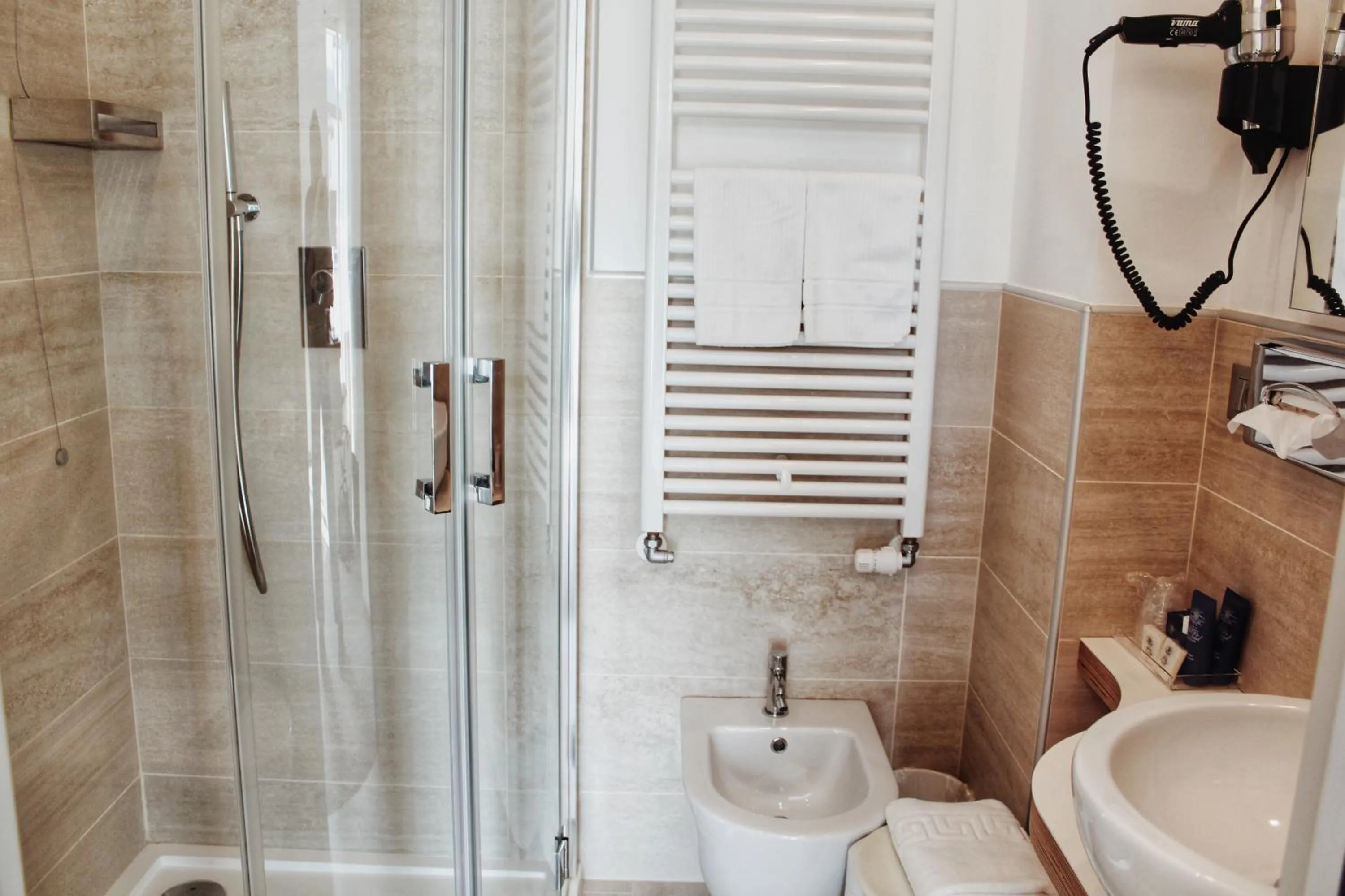 Shower in Hotel Le Soleil