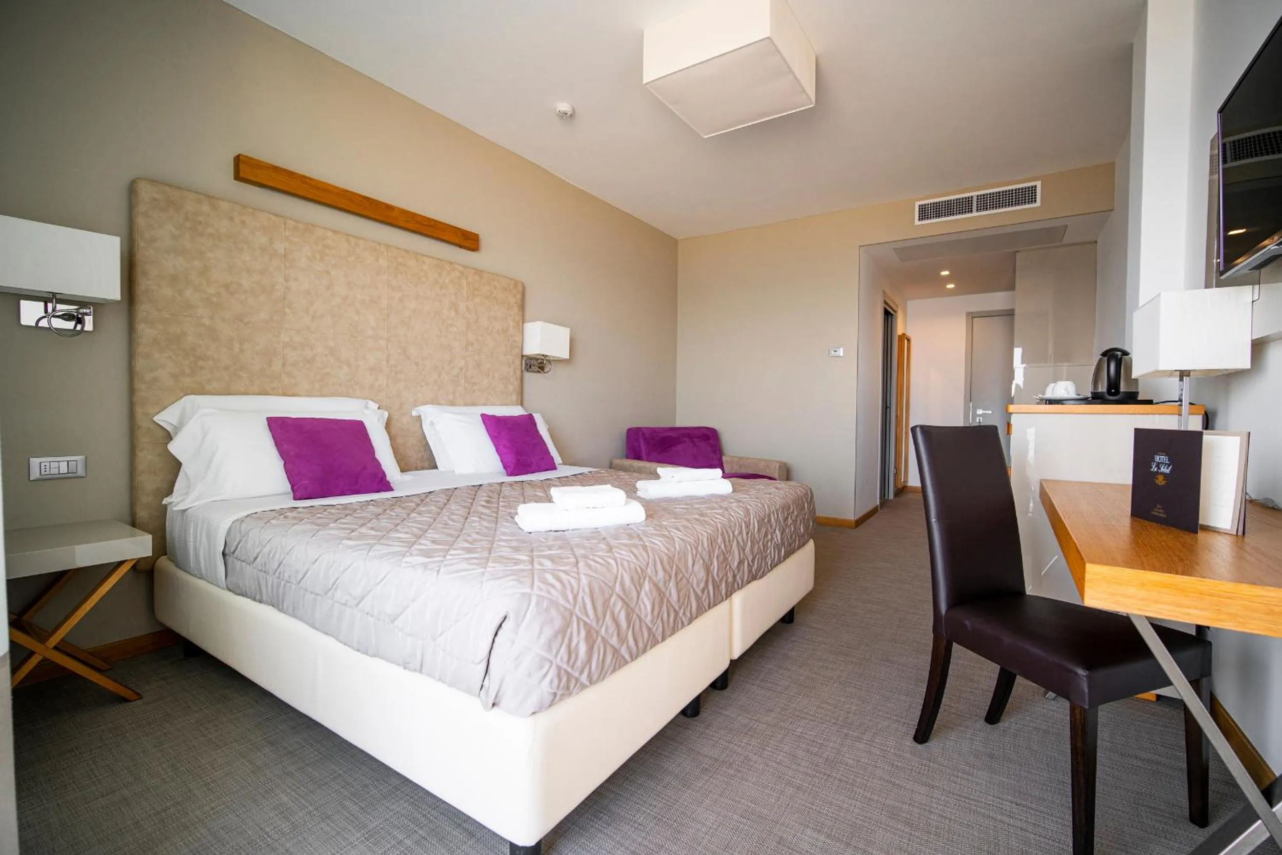 Bedroom, Bed in Hotel Le Soleil