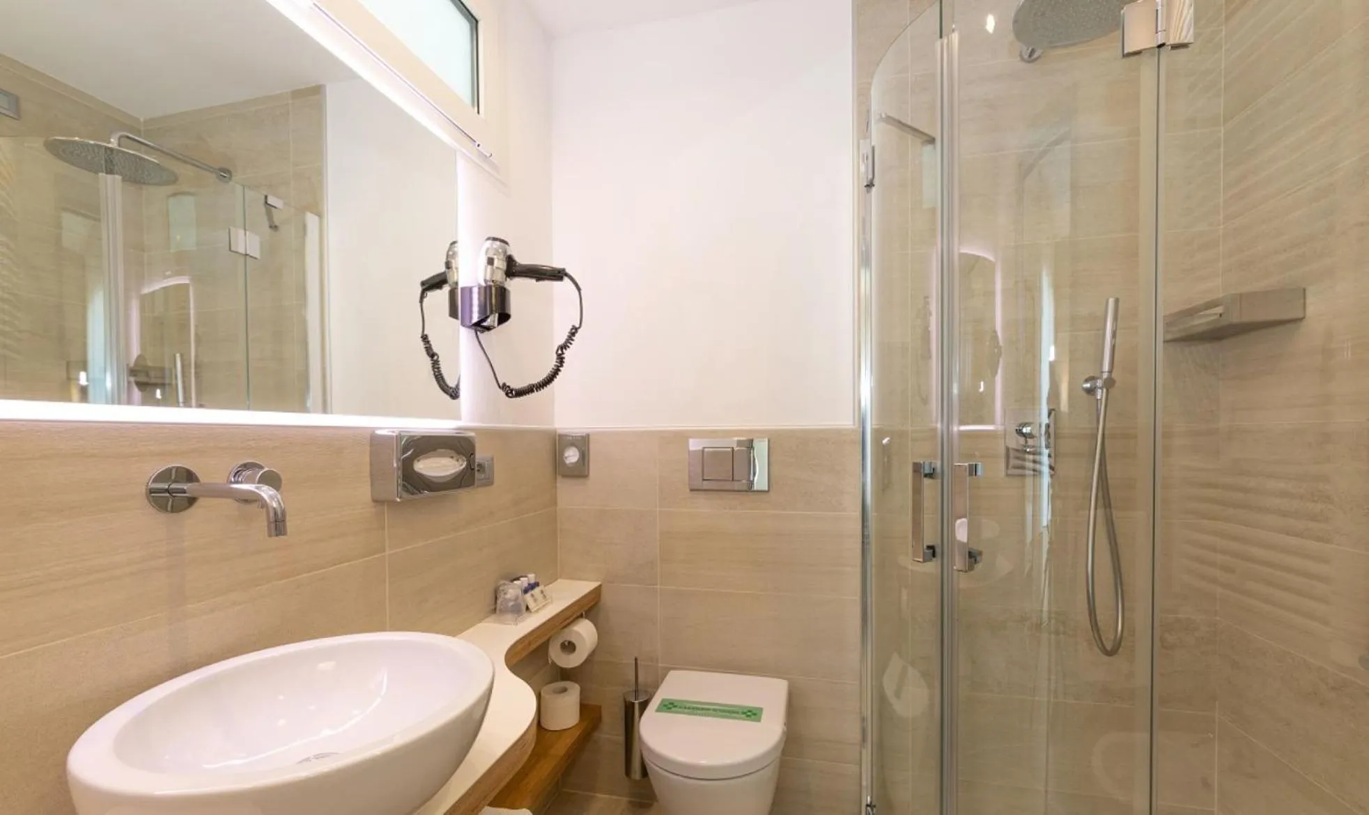 Shower in Hotel Le Soleil