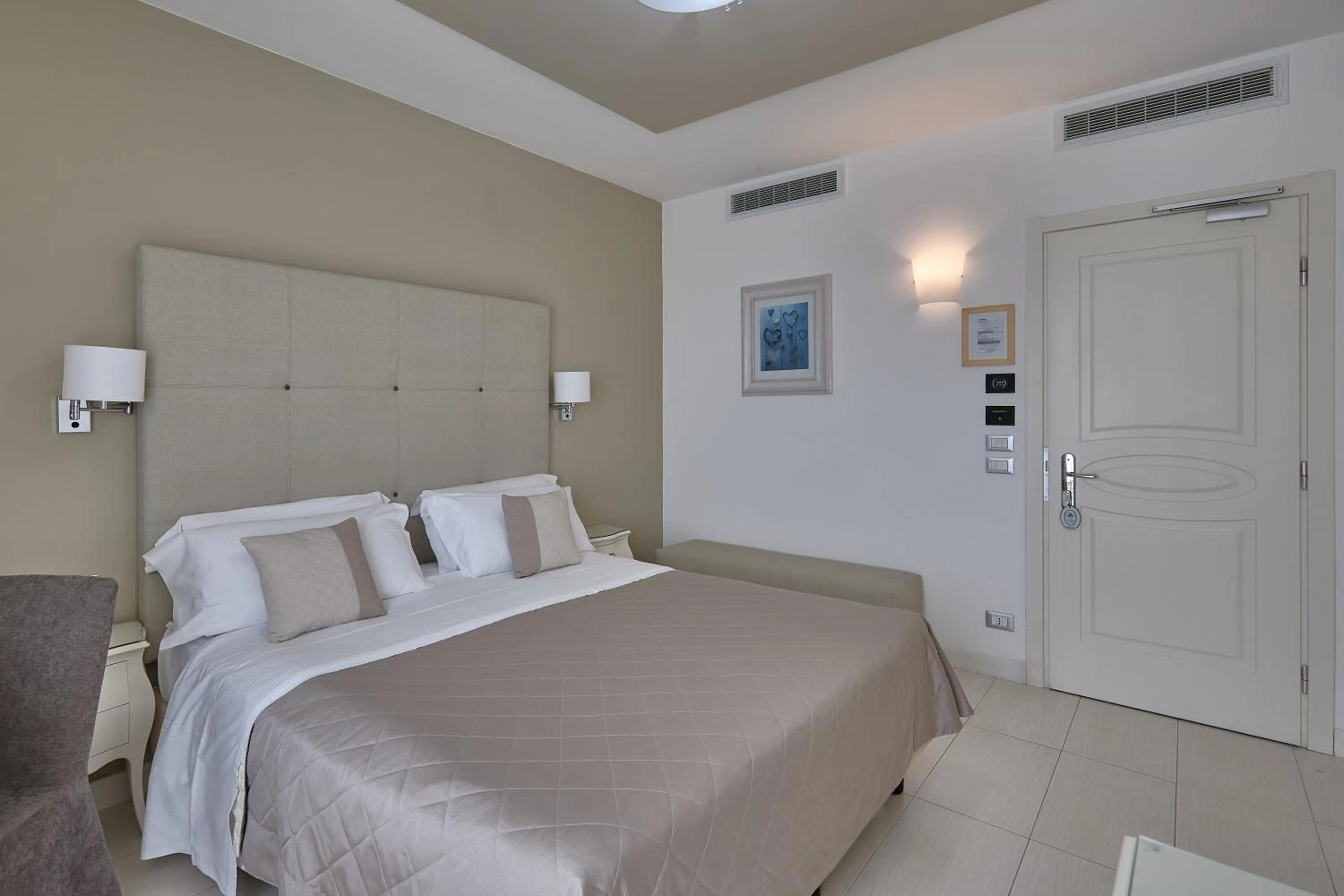 Bedroom, Bed in Hotel Le Soleil