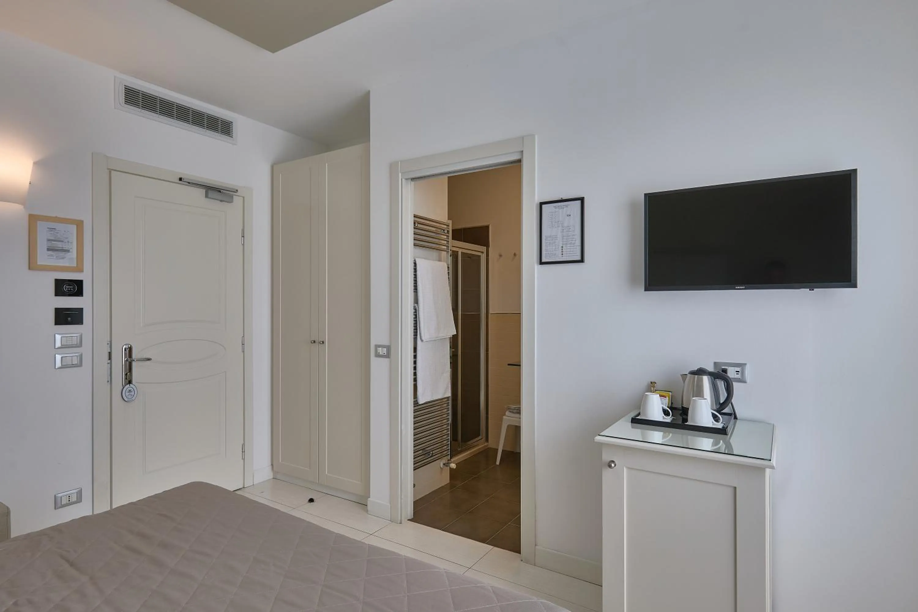 Bathroom, Bed in Hotel Le Soleil