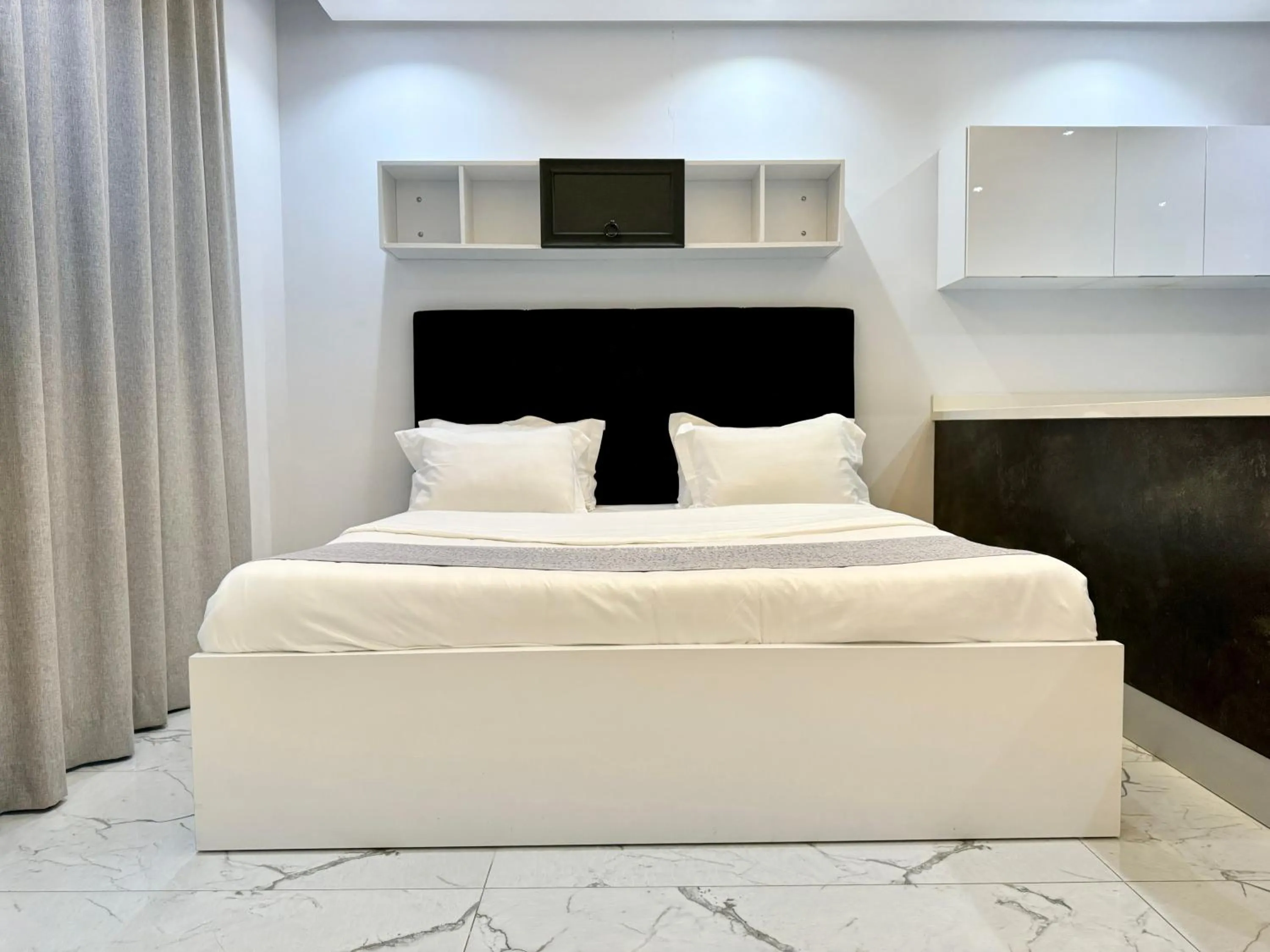 room service, Bed in Al Safwa One