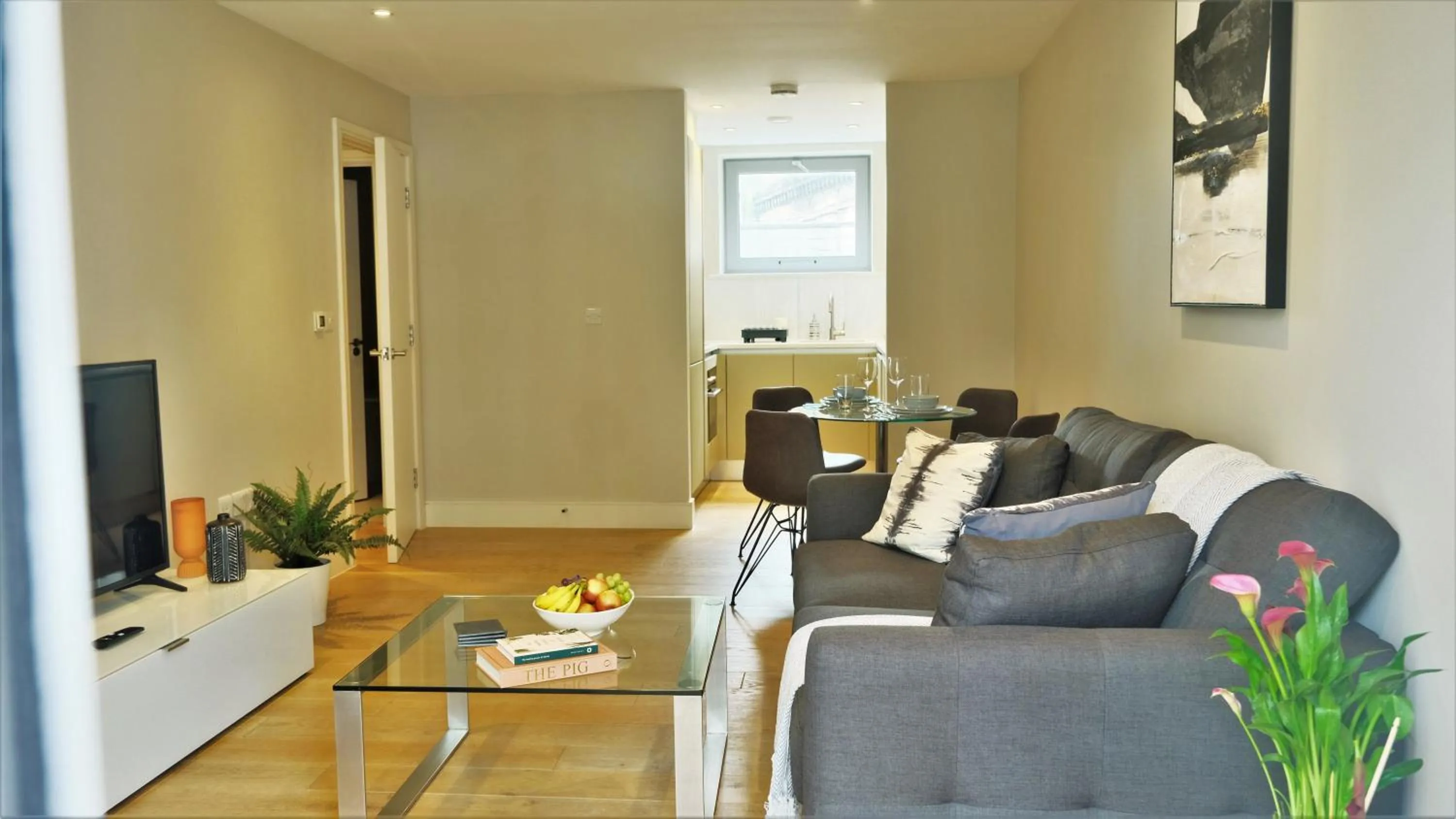 TV and multimedia in Stayo Apartments Southbank