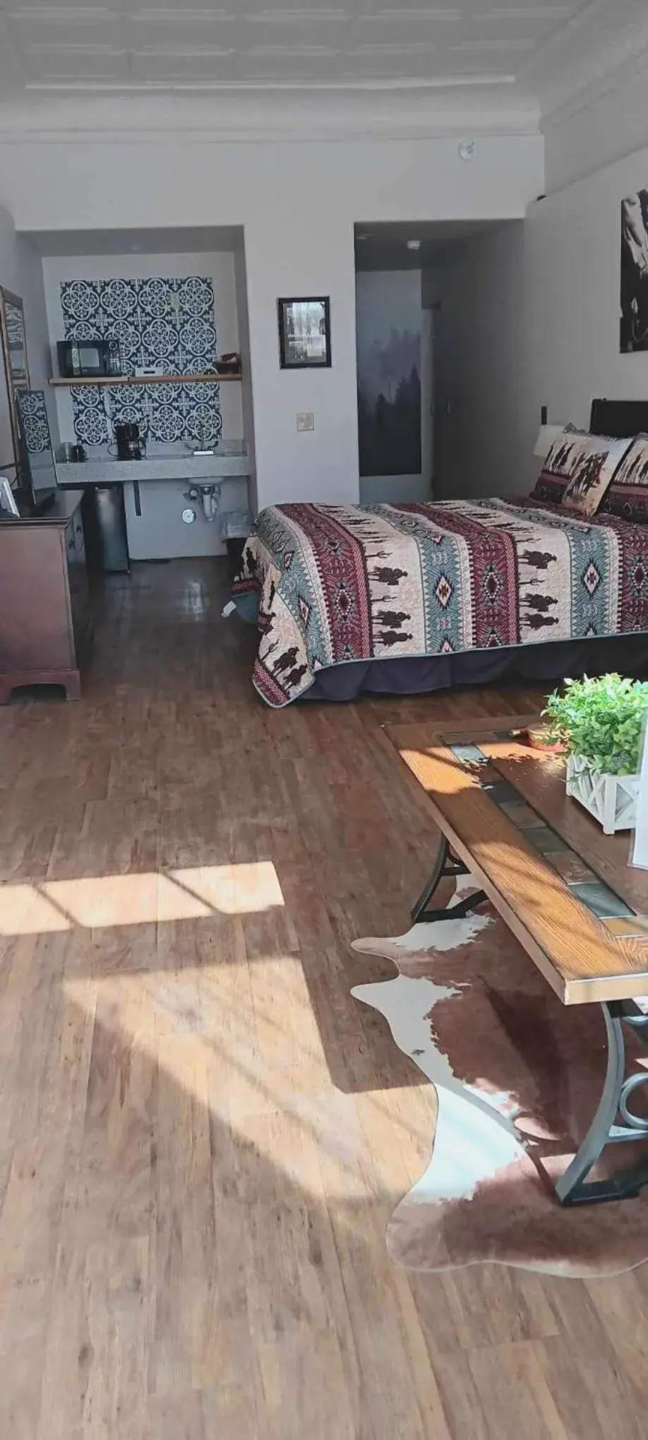 Deluxe King Suite in Katie's Cozy Suites Deluxe King Suite in Katie's Cozy Suites