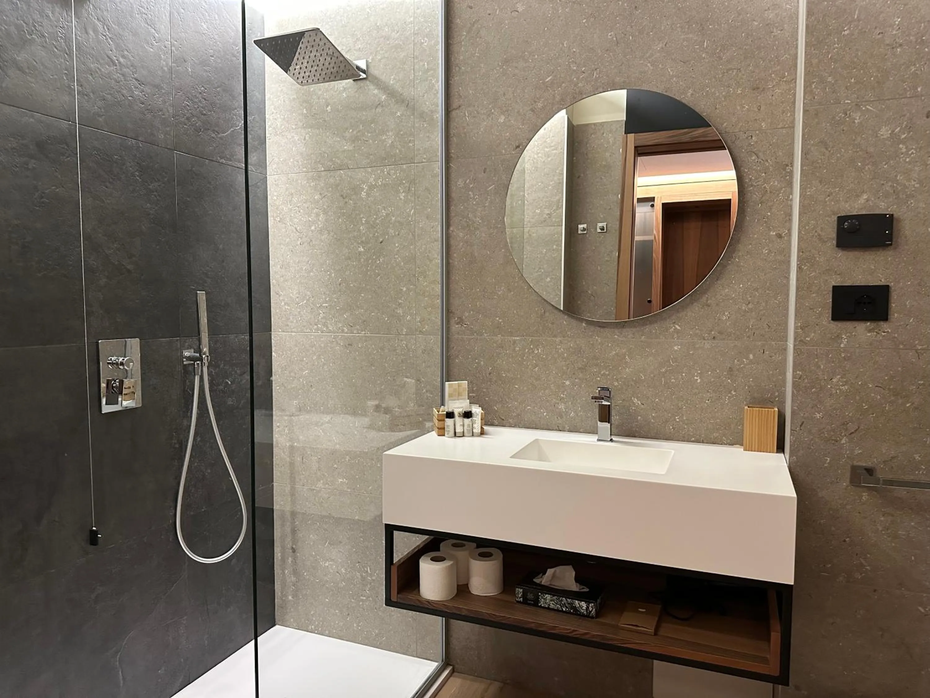 Shower in Alevic Hotel Sirmione