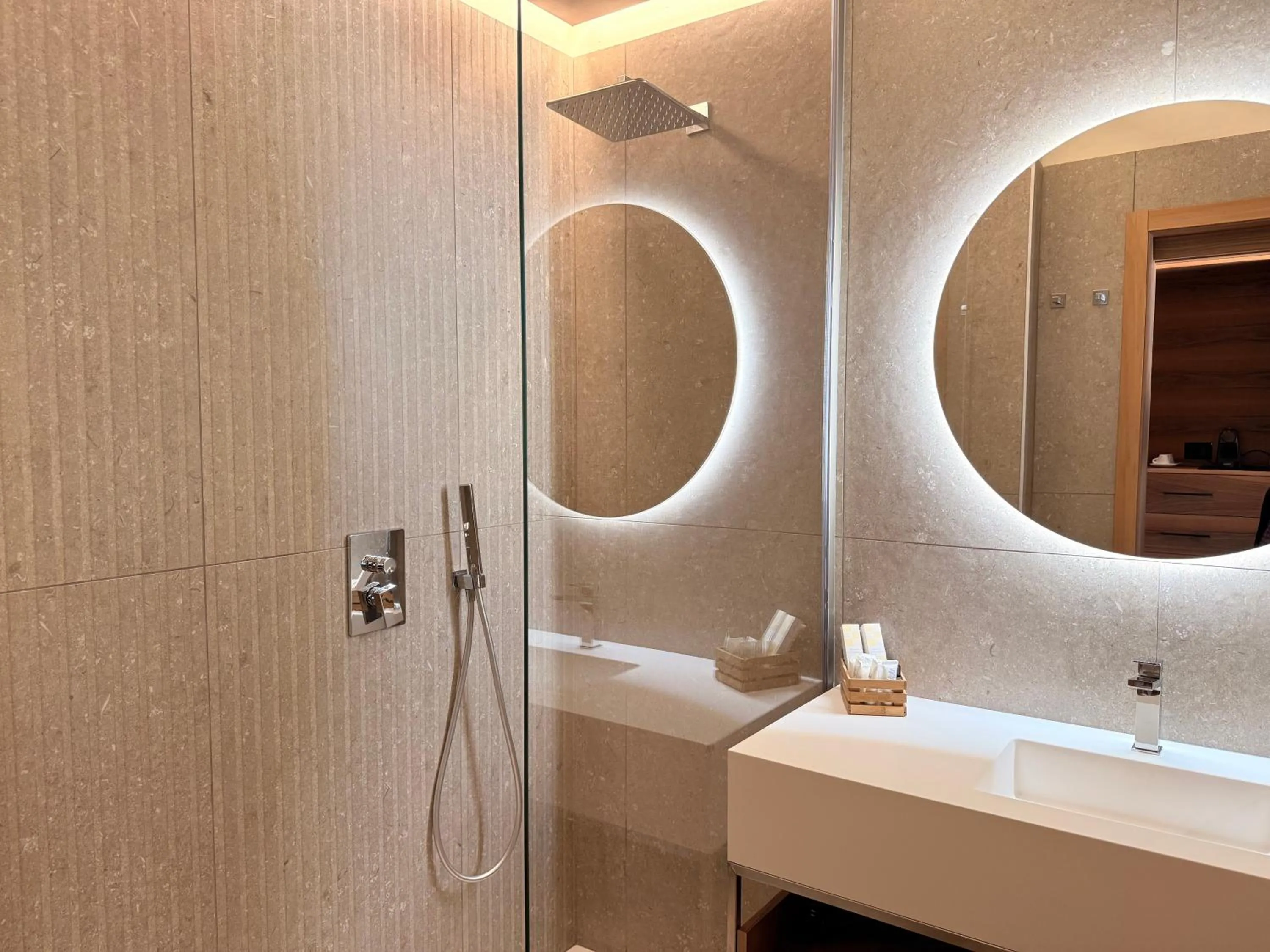 Shower in Alevic Hotel Sirmione