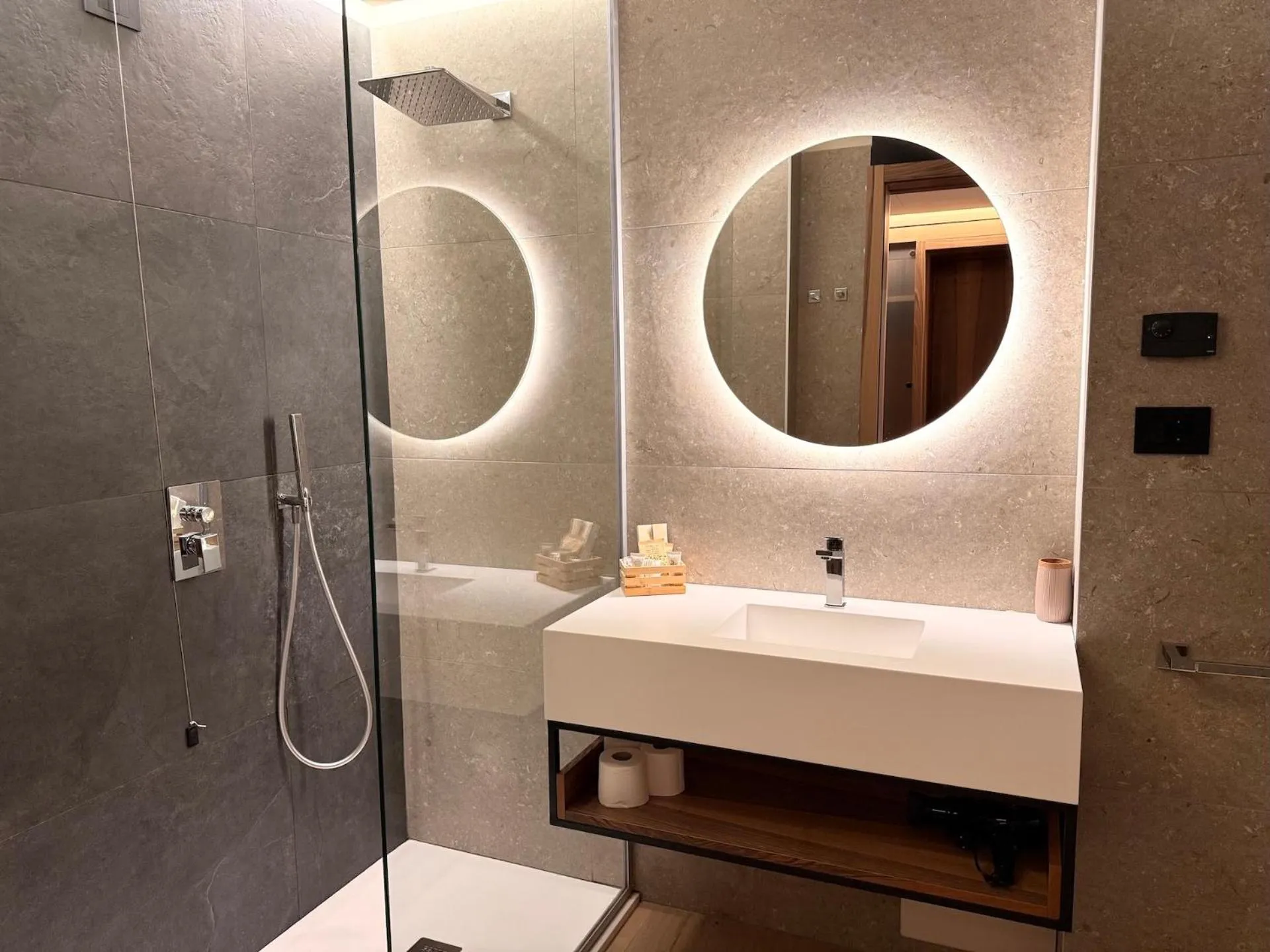 Shower in Alevic Hotel Sirmione