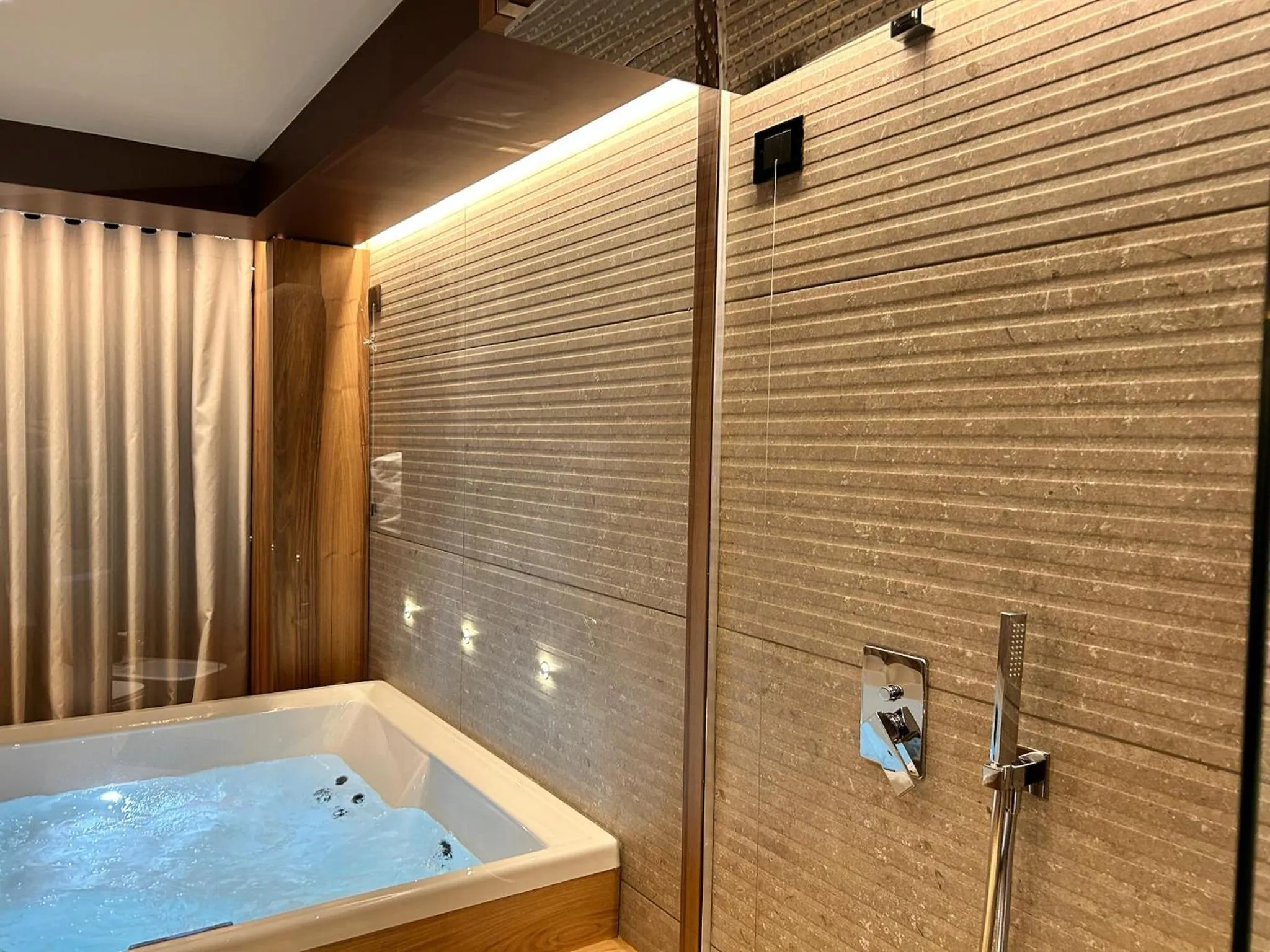 Shower in Alevic Hotel Sirmione