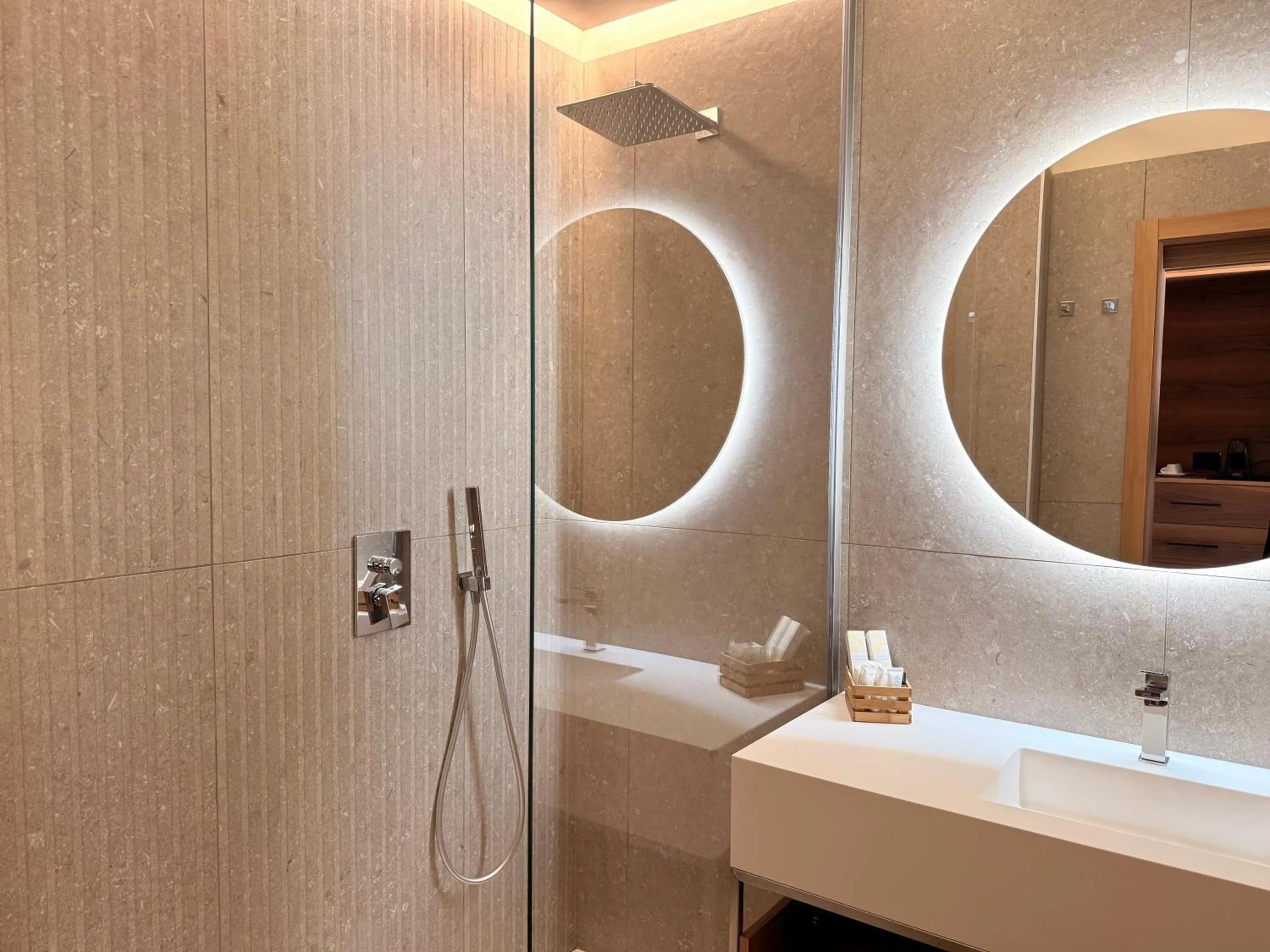 Shower in Alevic Hotel Sirmione
