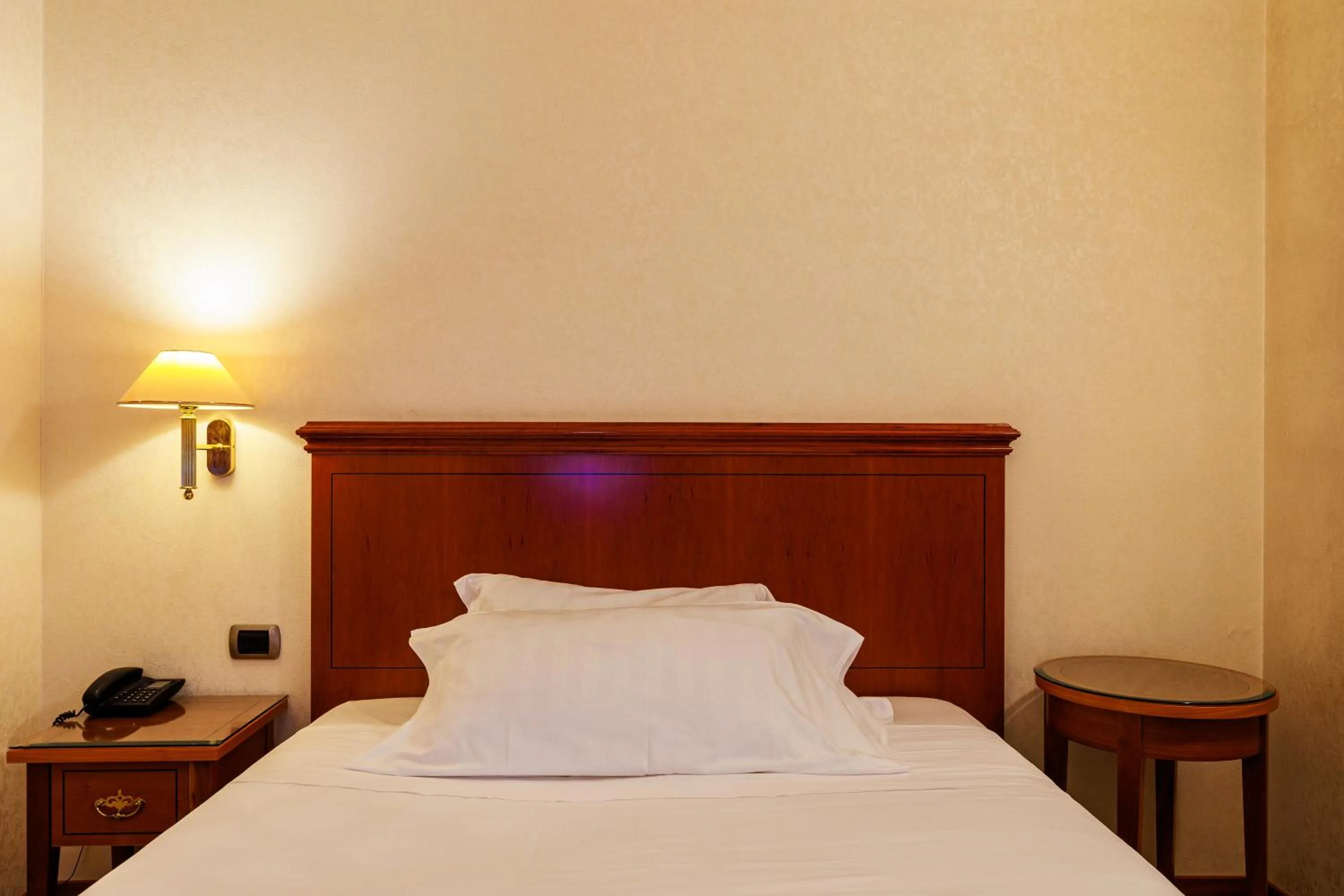 Bed in Hotel Excelsior Magenta