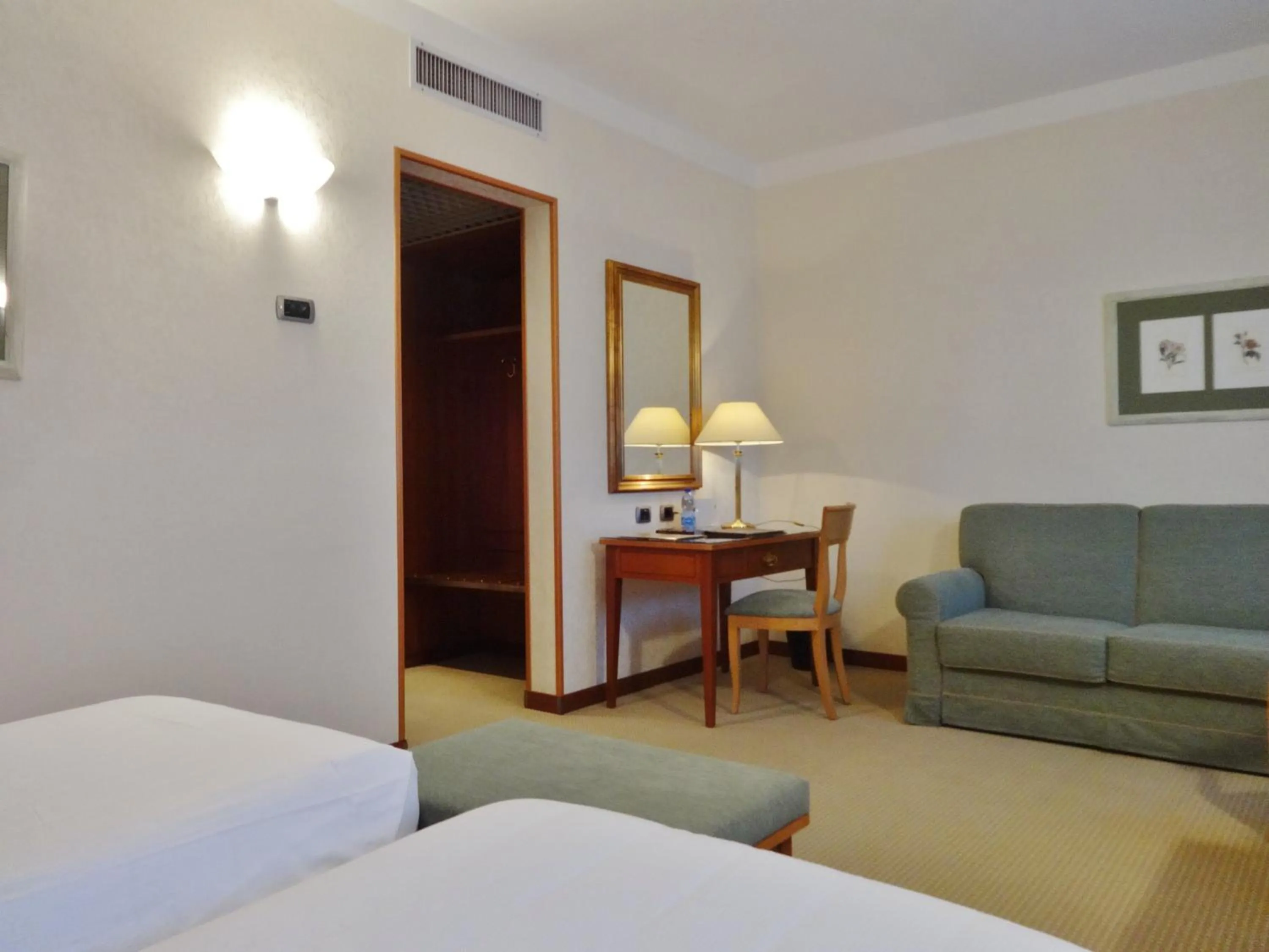 Seating area, Bed in Hotel Excelsior Magenta