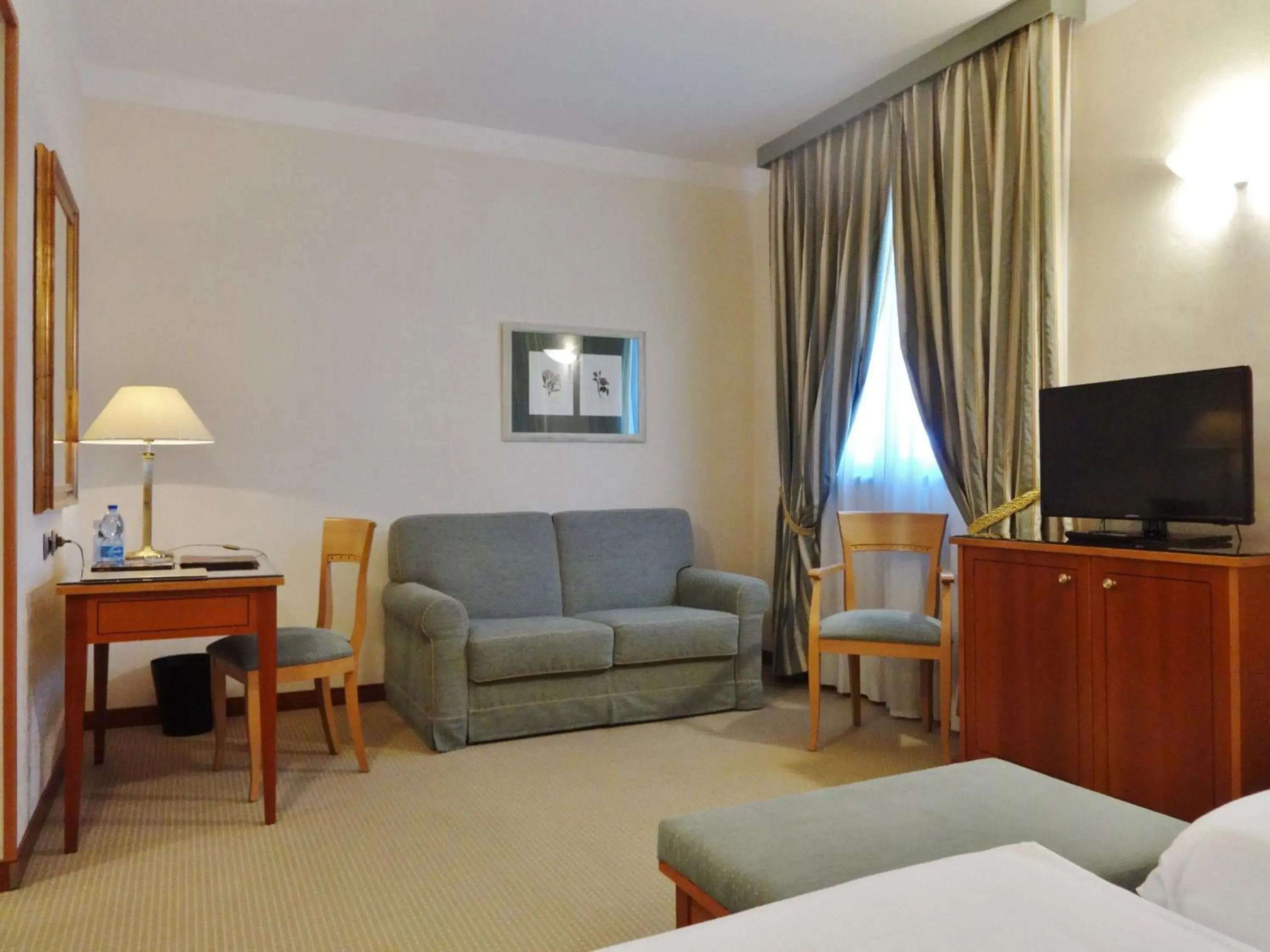 Junior Suite in Hotel Excelsior Magenta Junior Suite in Hotel Excelsior Magenta