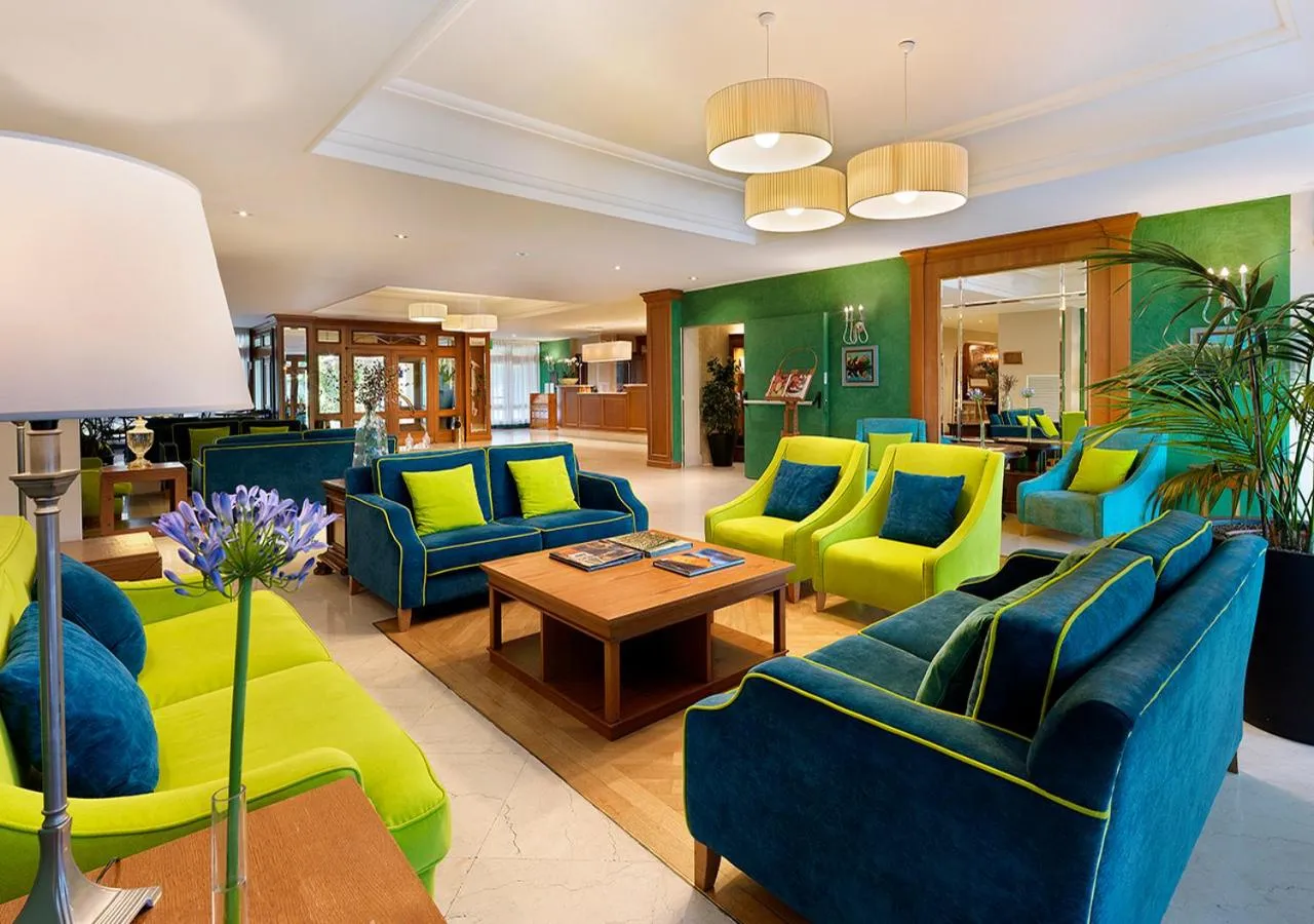 Communal lounge/ TV room in Iseo Lago Hotel