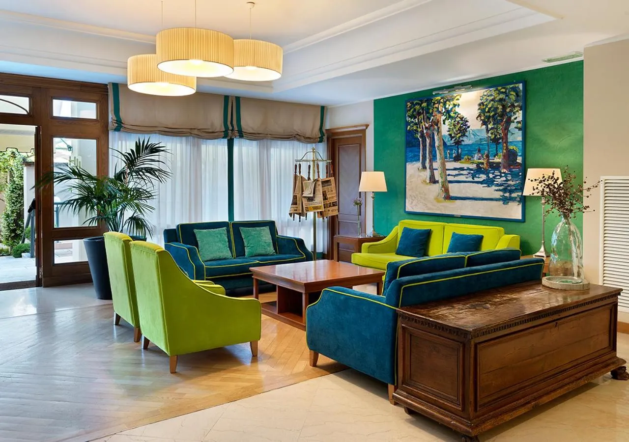 Communal lounge/ TV room in Iseo Lago Hotel