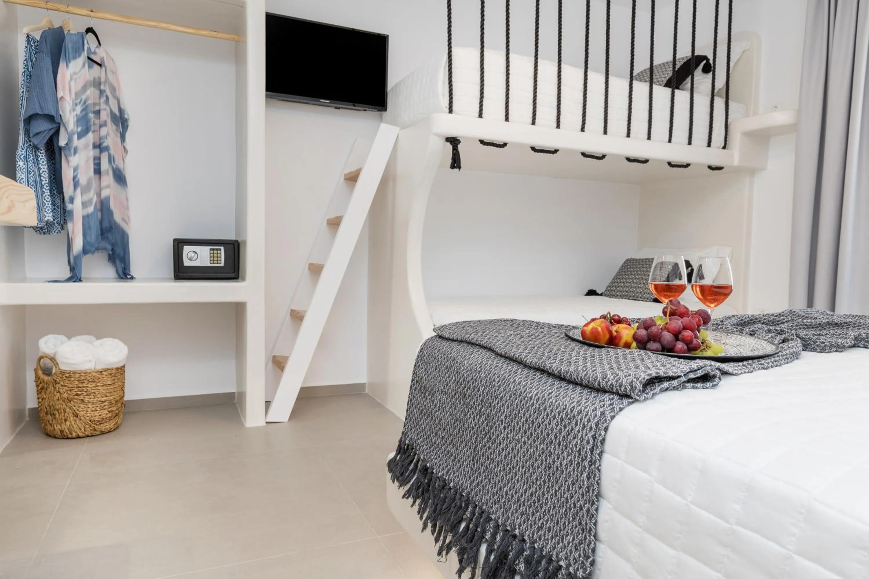 bunk bed, Bed in Alenor City Hotel