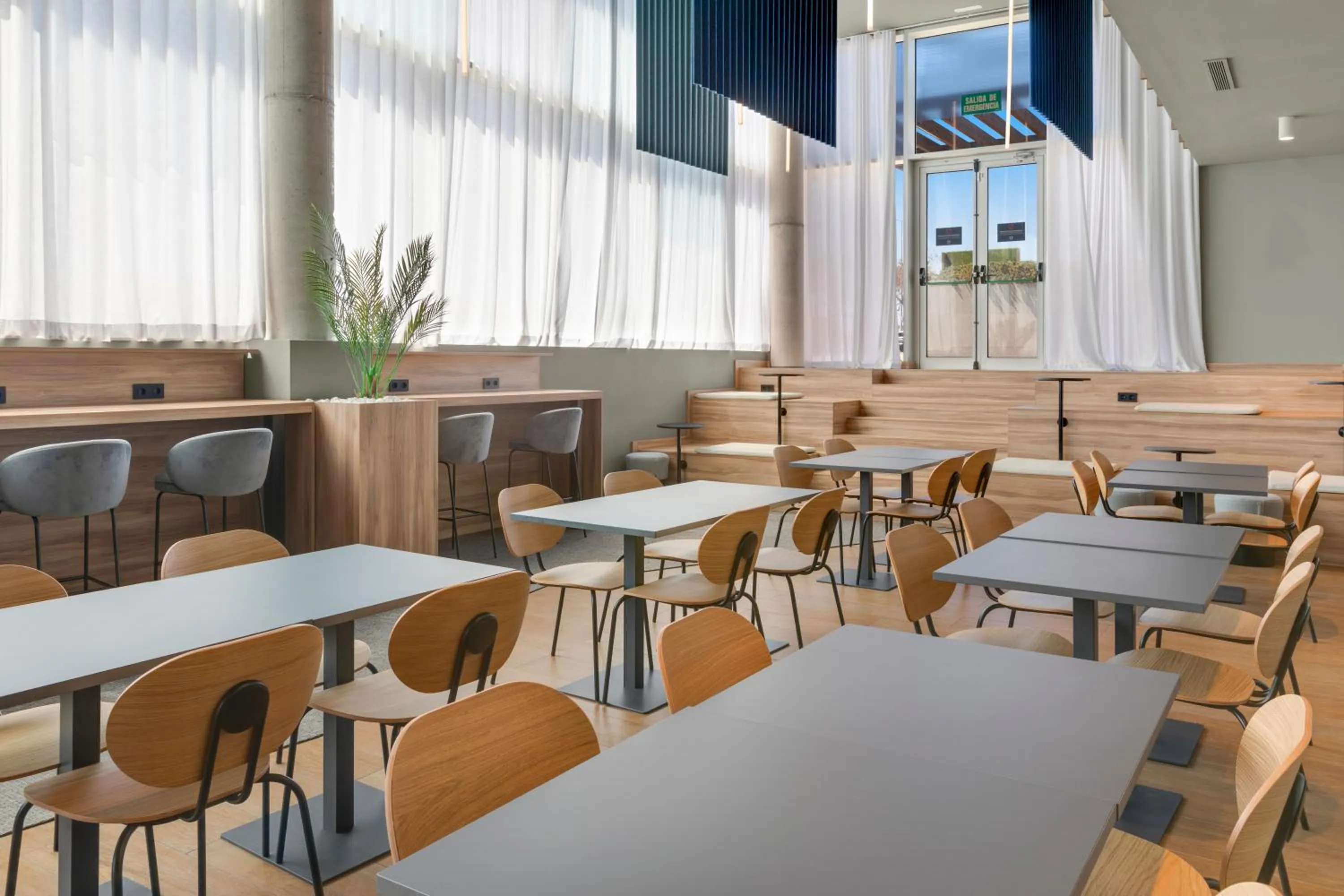 Restaurant/places to eat in B&B HOTEL Barcelona Viladecans