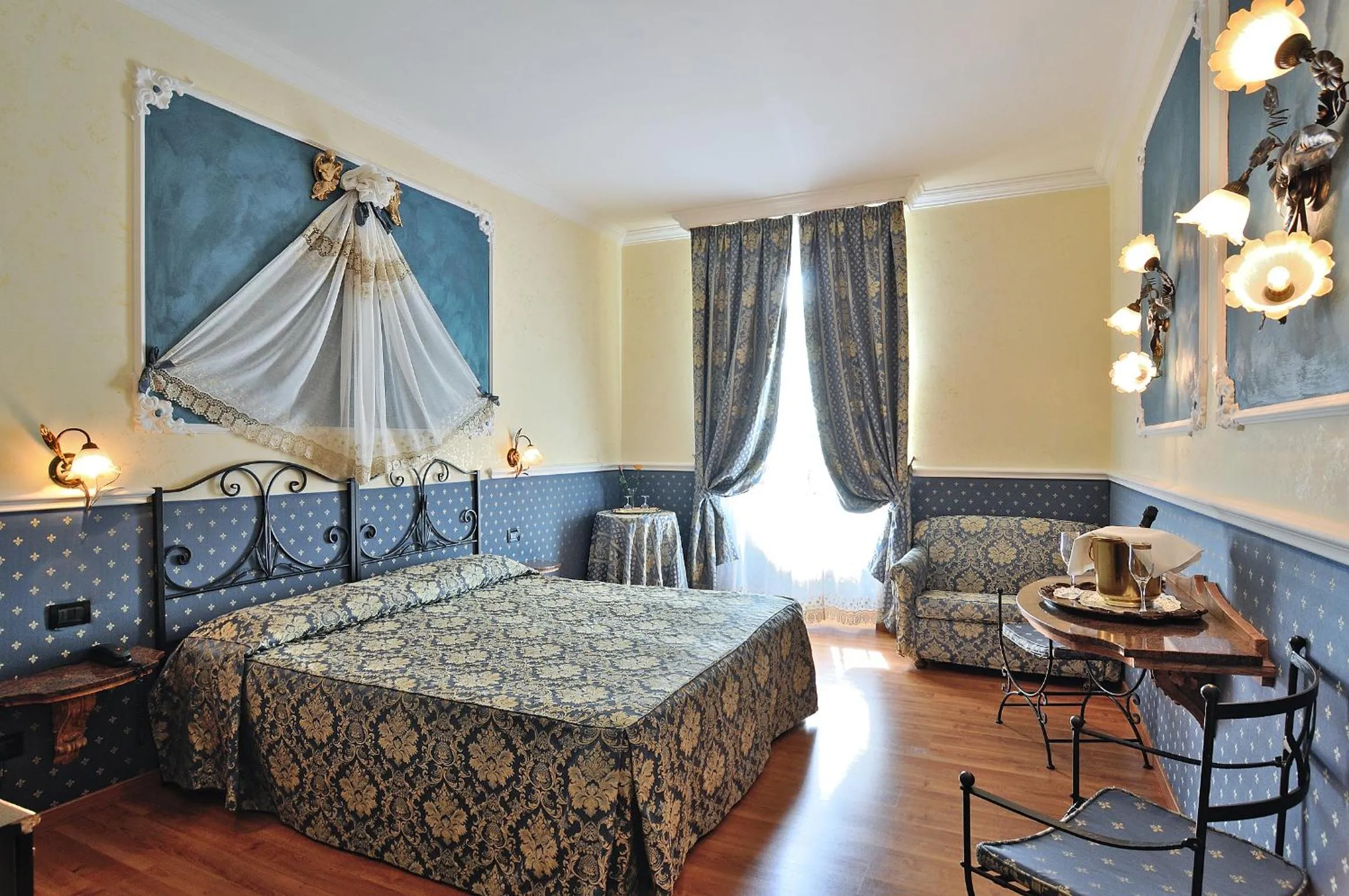 Photo of the whole room, Bed in Residenza Antica Roma