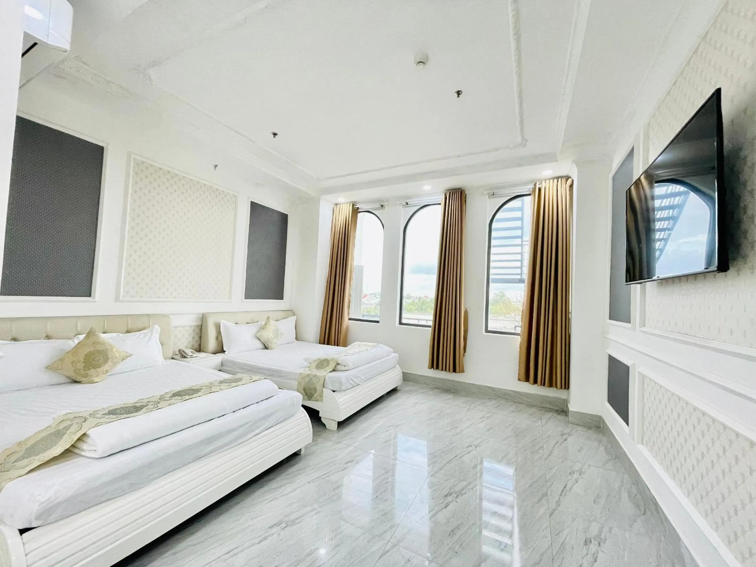 Photo of the whole room, Bed in Linh Phuong 6 Hotel