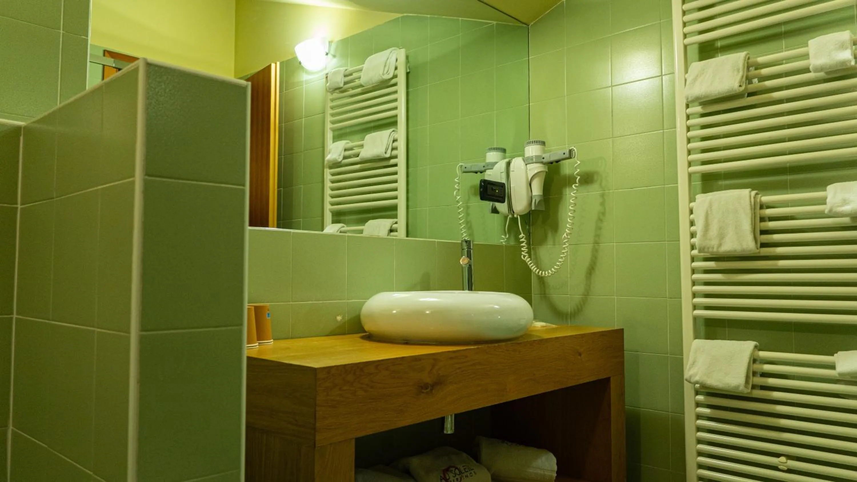 Shower in Hotel Au Soleil