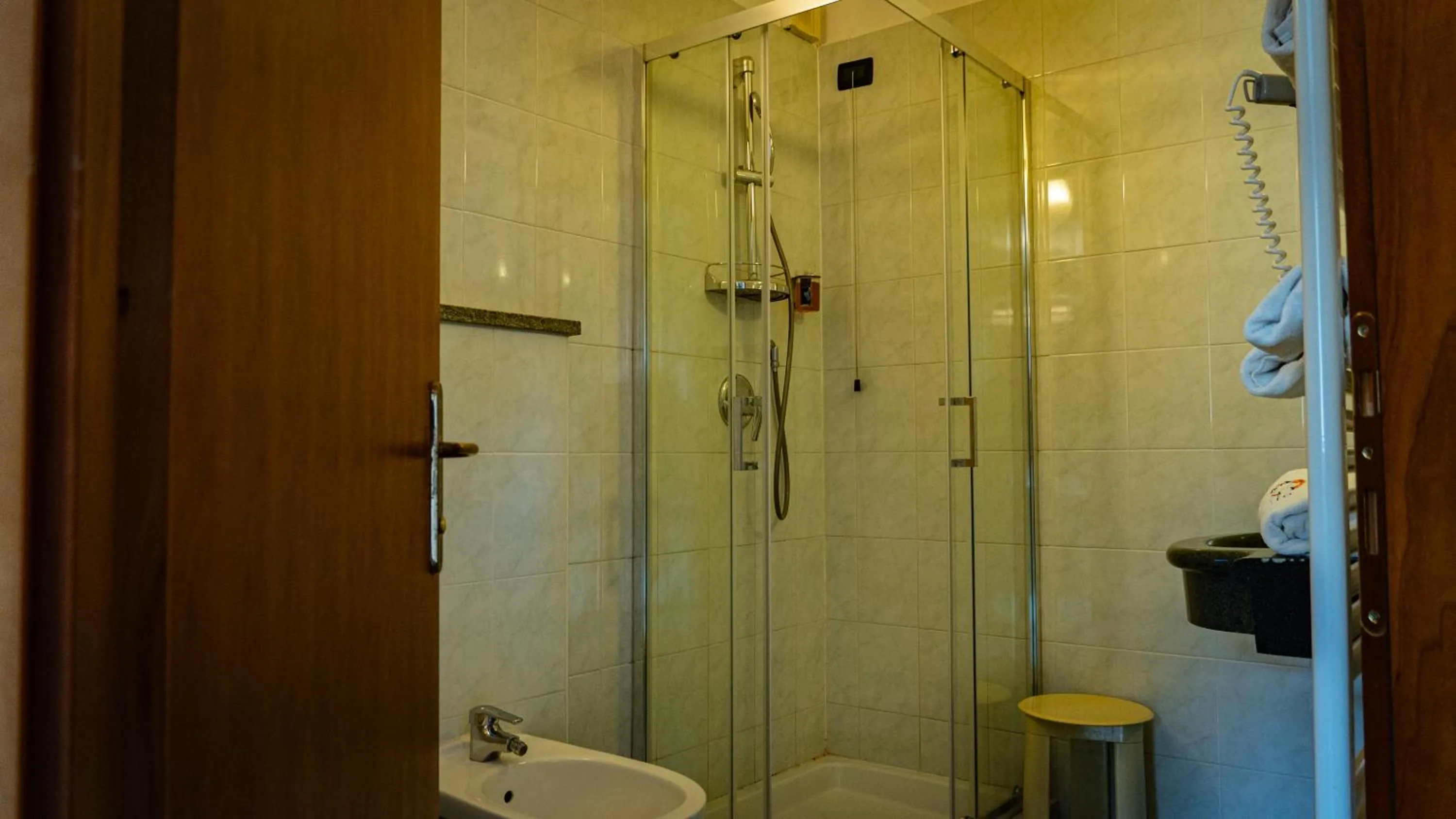 Shower in Hotel Au Soleil