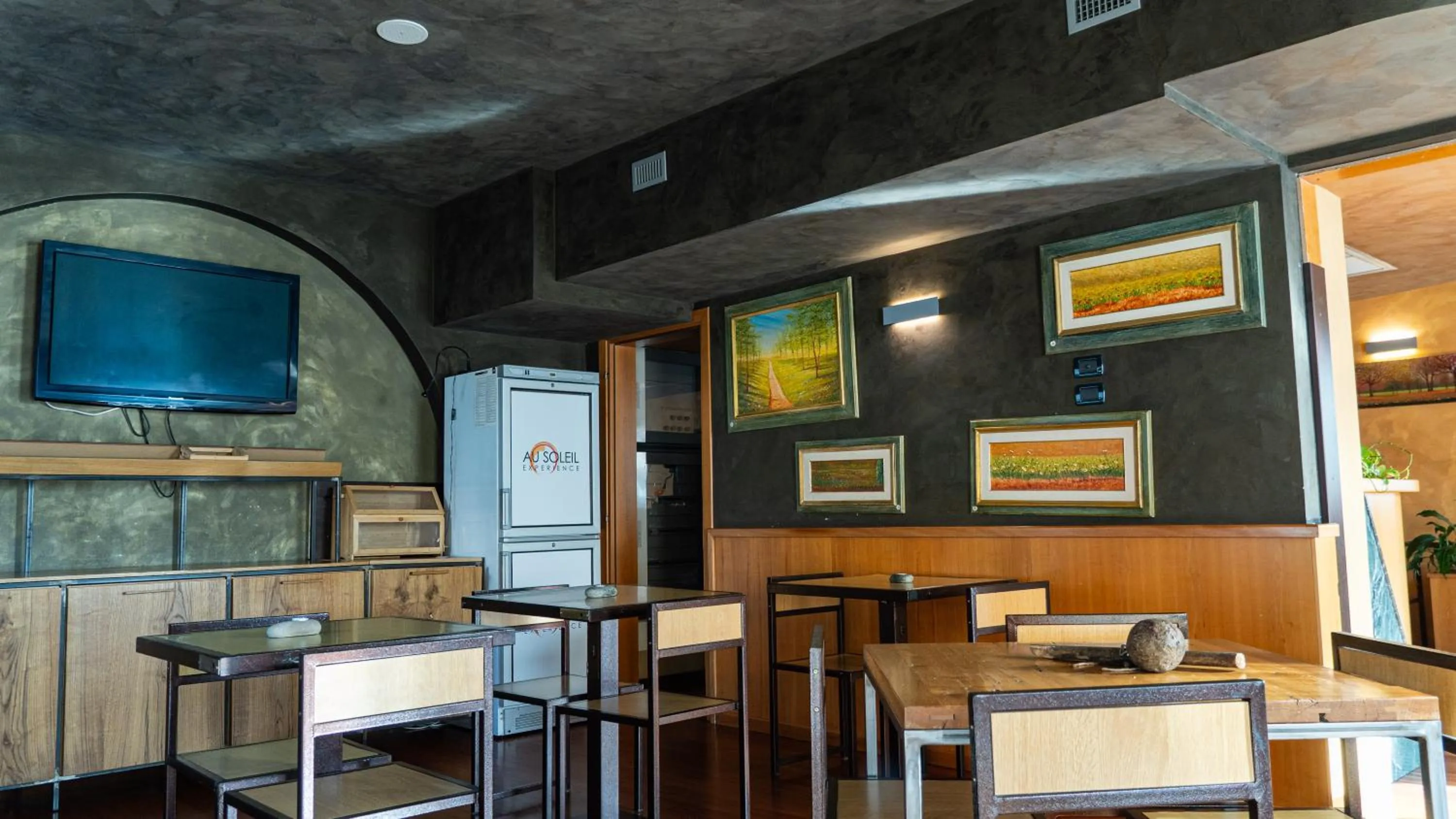 Communal lounge/ TV room in Hotel Au Soleil