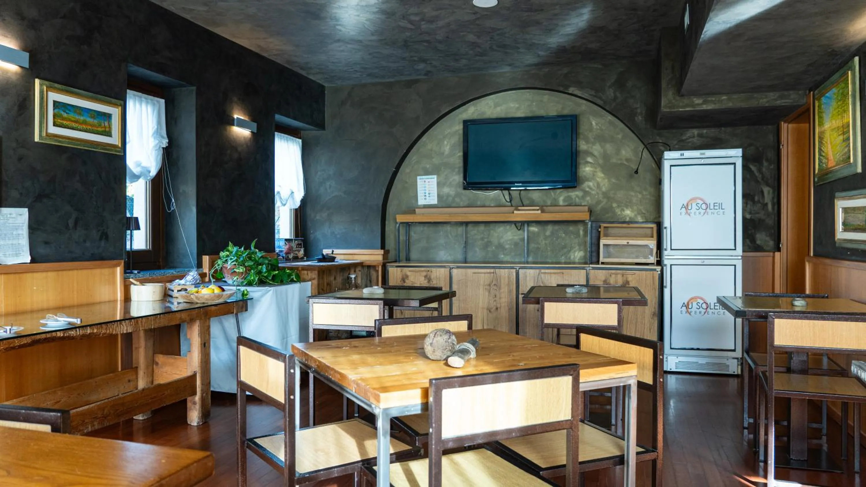 Communal lounge/ TV room in Hotel Au Soleil