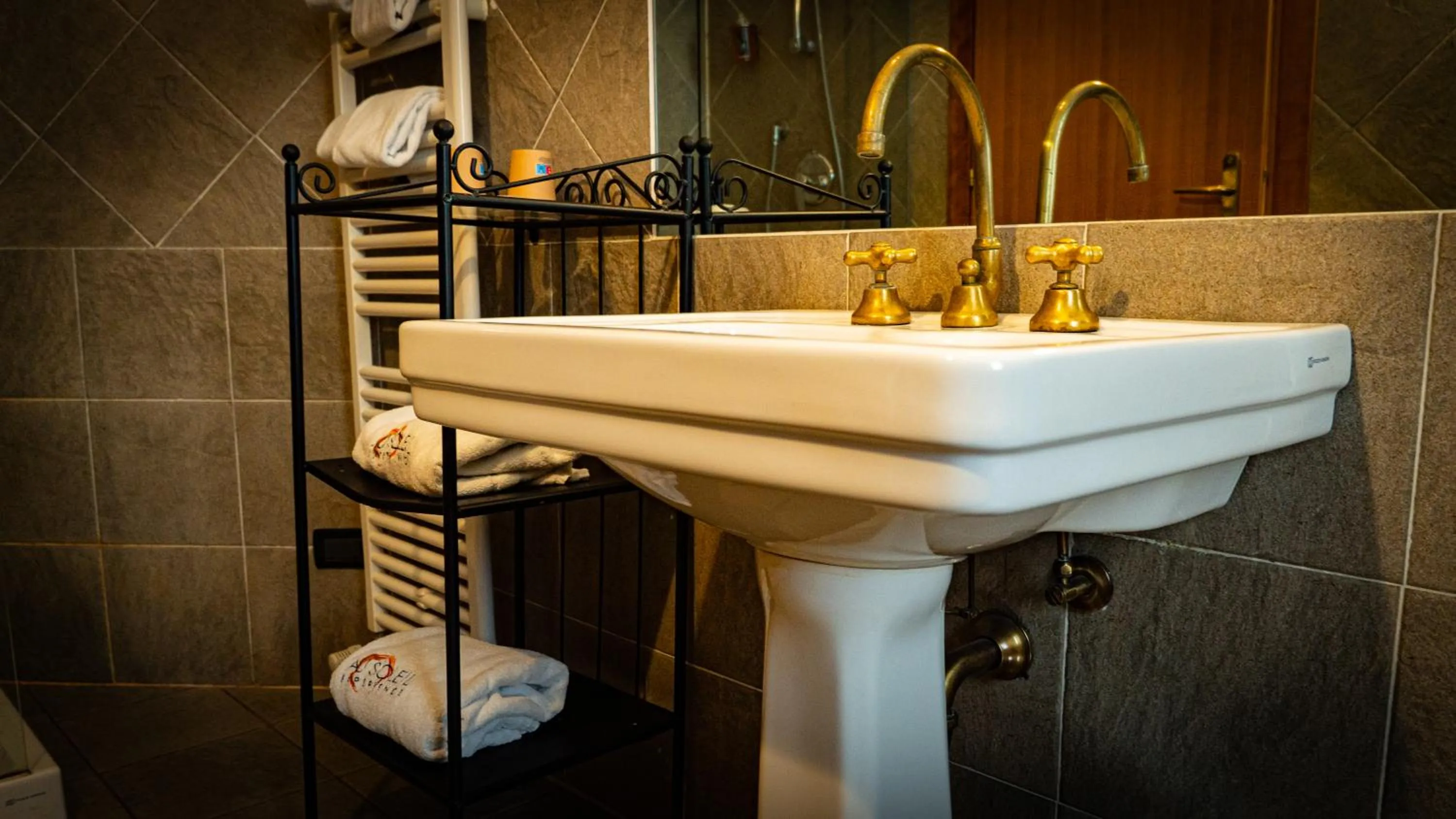 Shower in Hotel Au Soleil