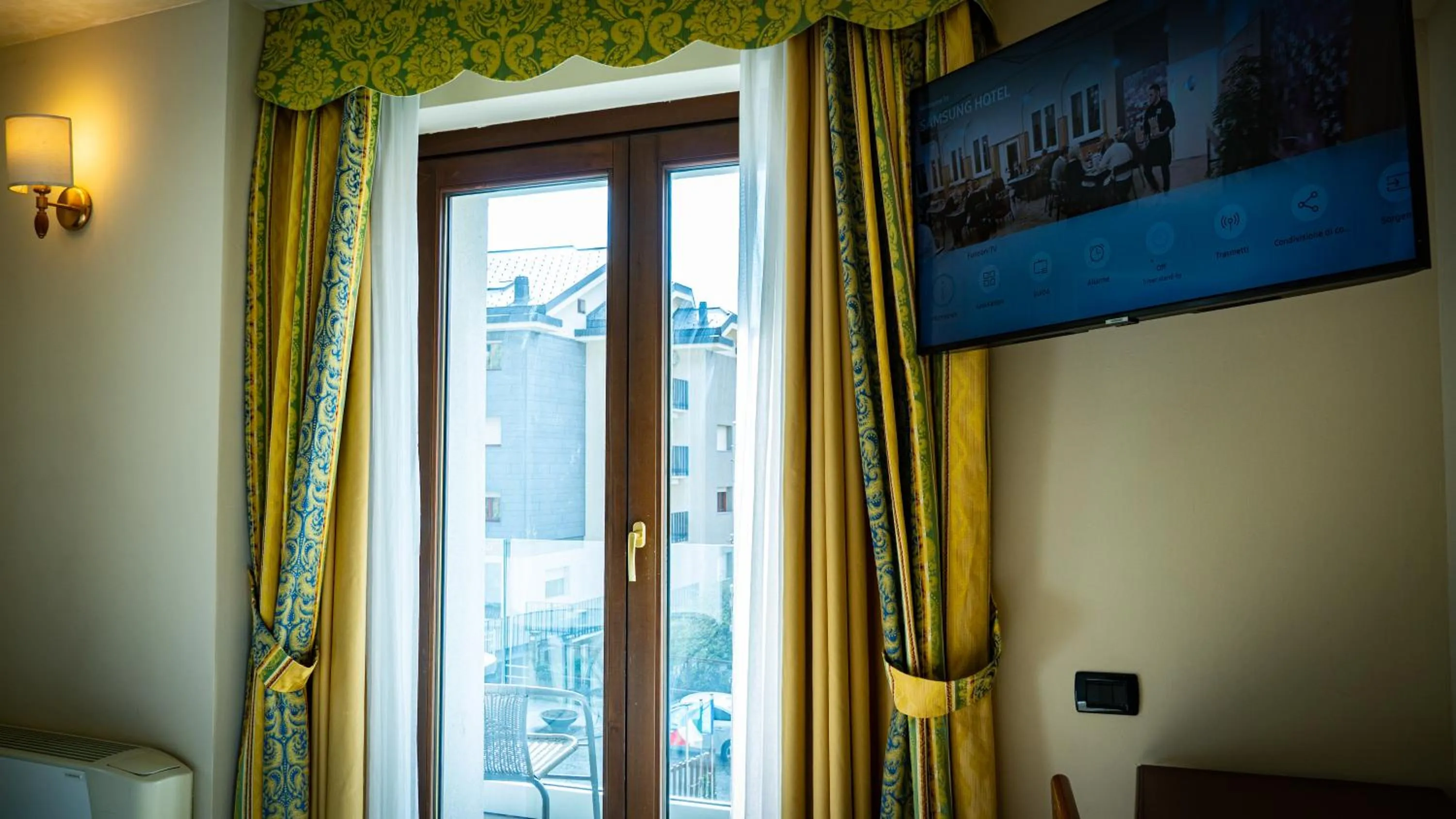 TV and multimedia in Hotel Au Soleil