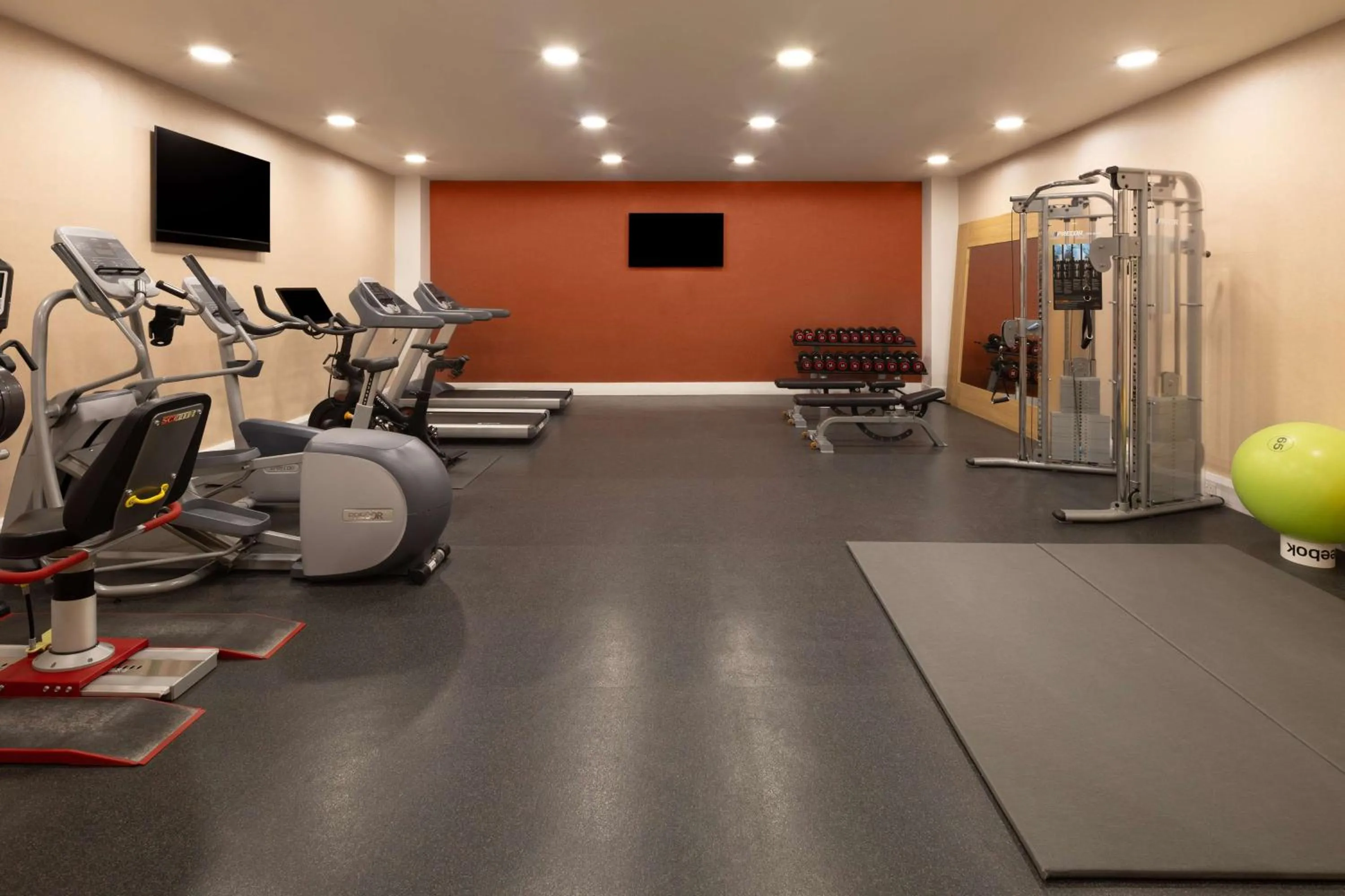 Fitness centre/facilities in Hampton by Hilton London Gatwick Airport