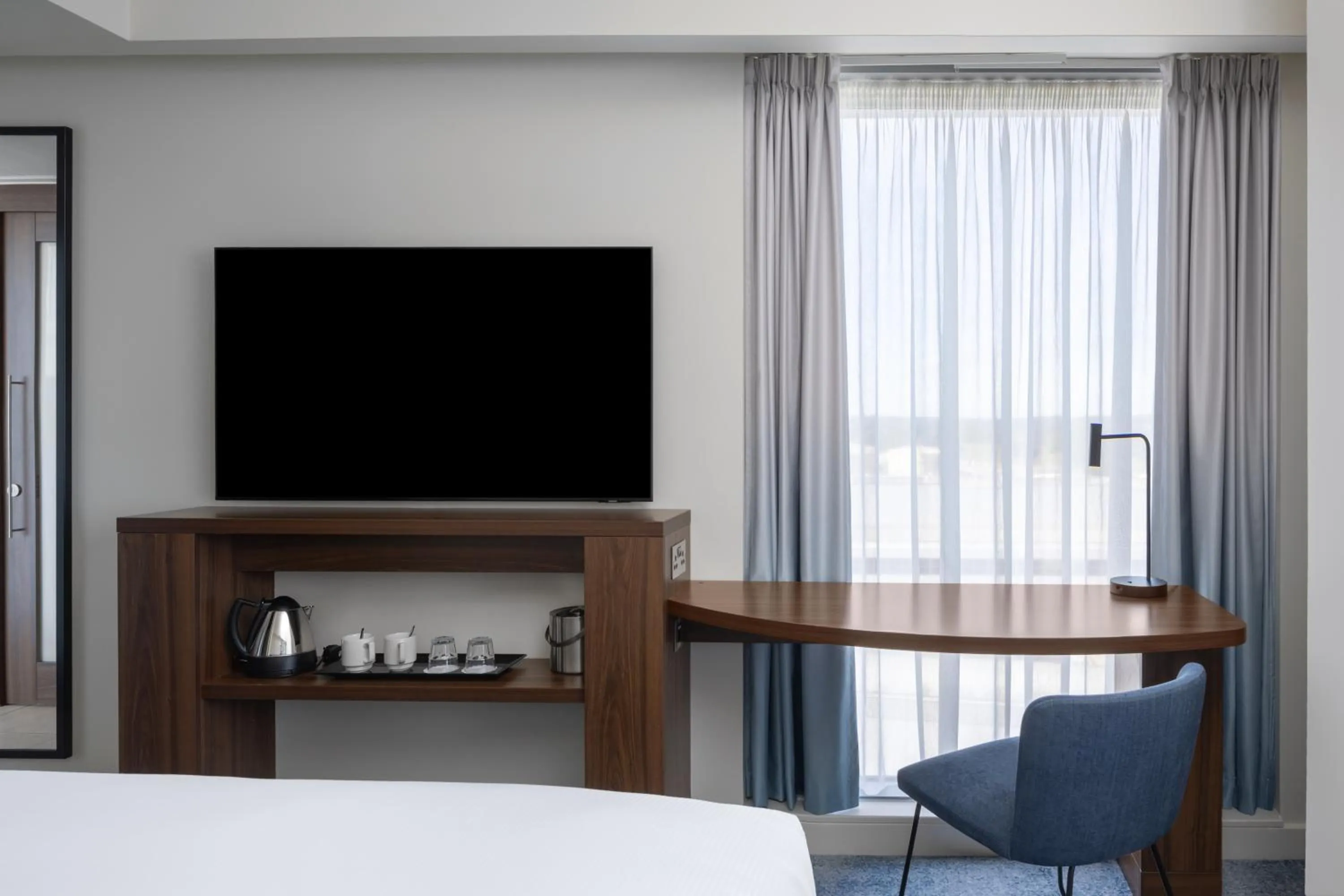 TV and multimedia, Bed in Hampton by Hilton London Gatwick Airport