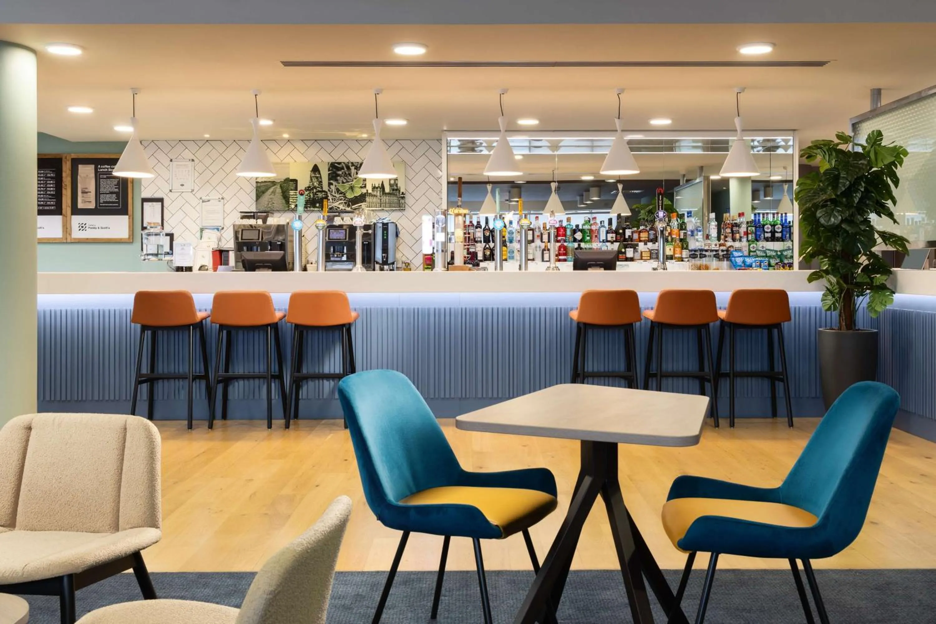Lounge or bar in Hampton by Hilton London Gatwick Airport