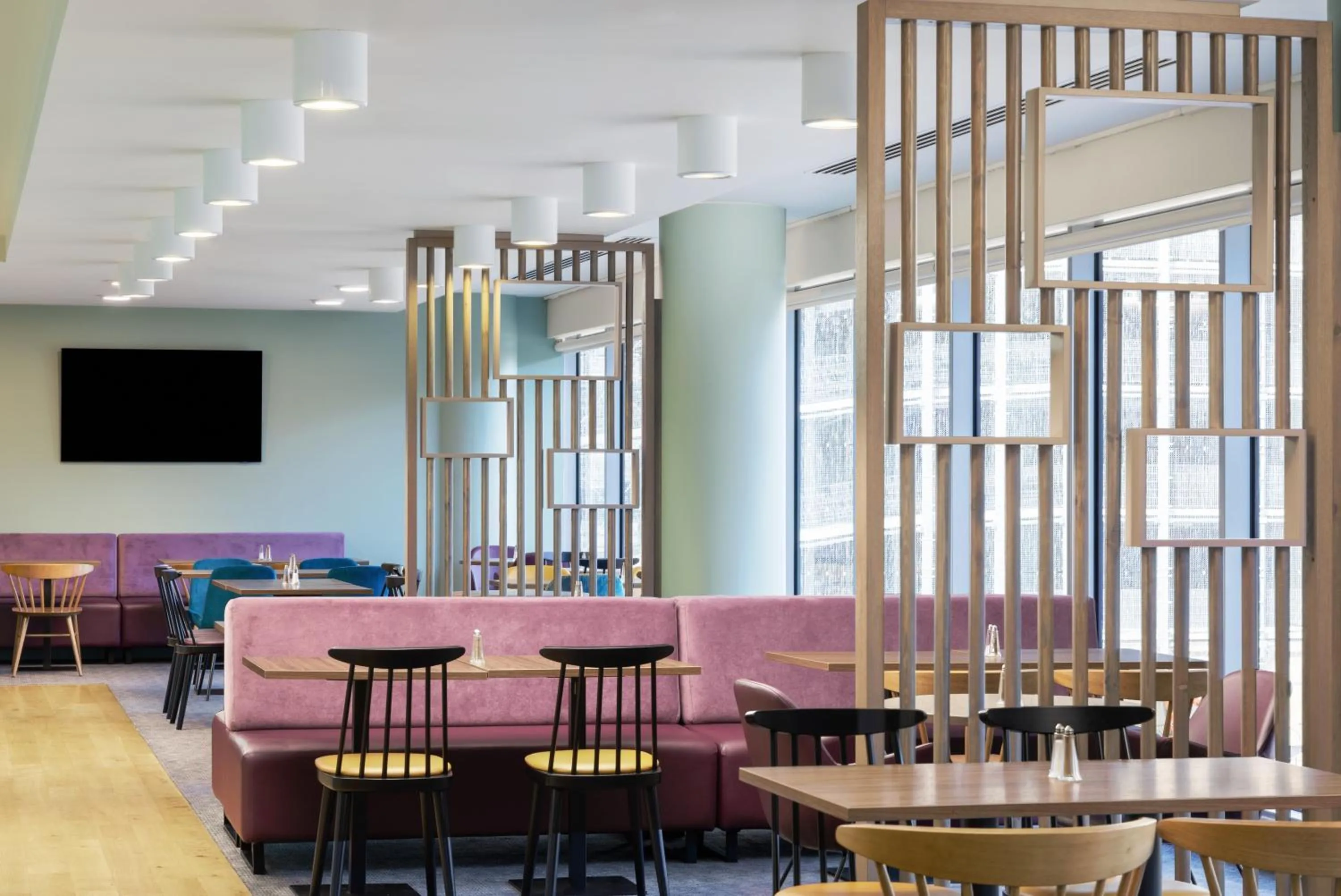 Restaurant/places to eat in Hampton by Hilton London Gatwick Airport