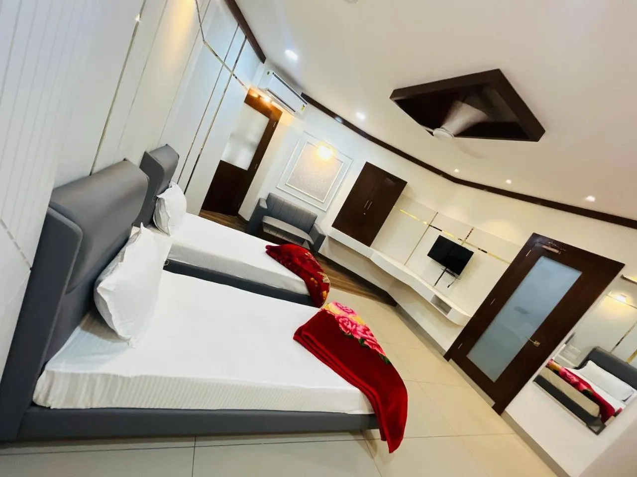 Communal lounge/ TV room, Bed in Hotel Majestic