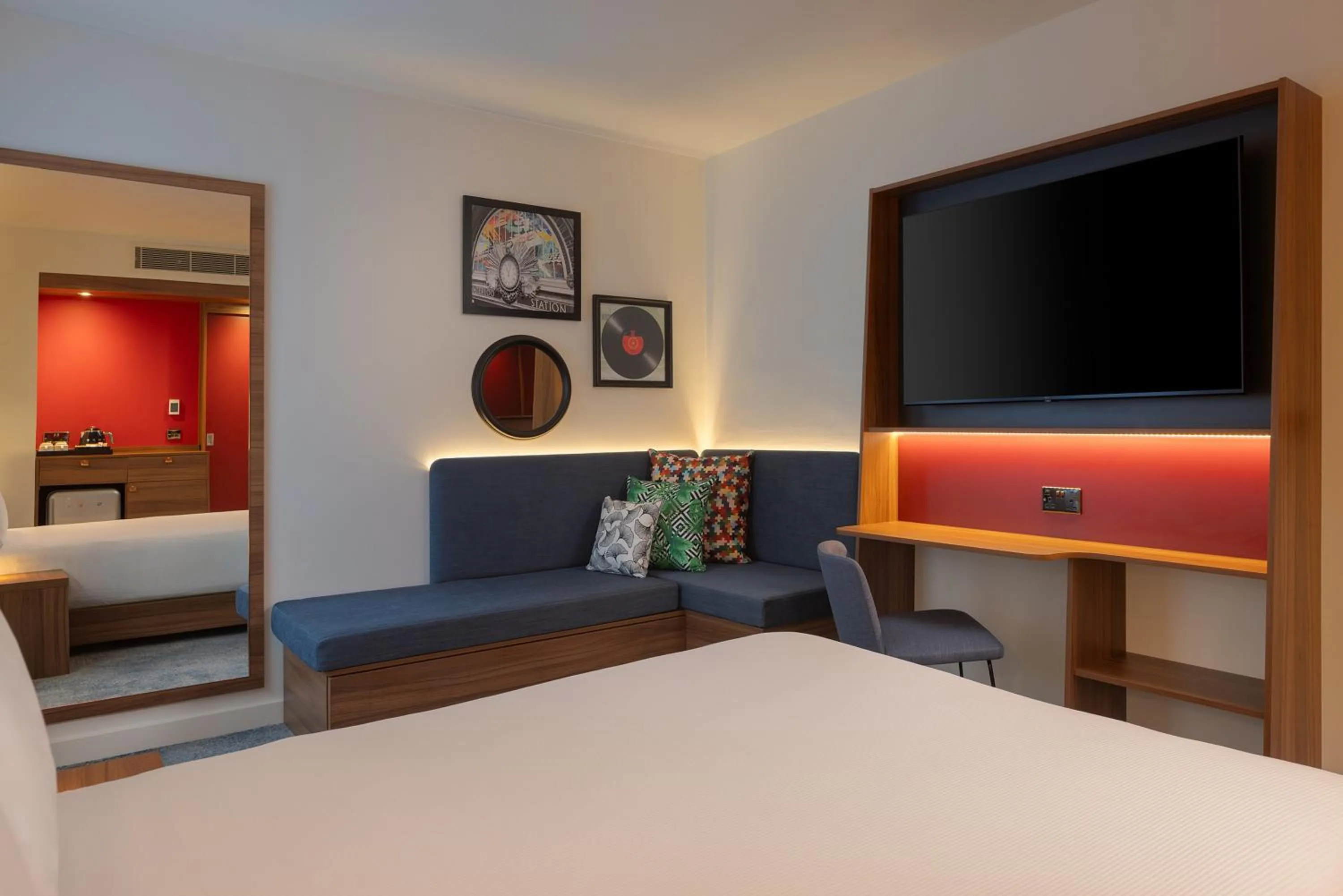 TV and multimedia, Bed in Hampton by Hilton London Waterloo