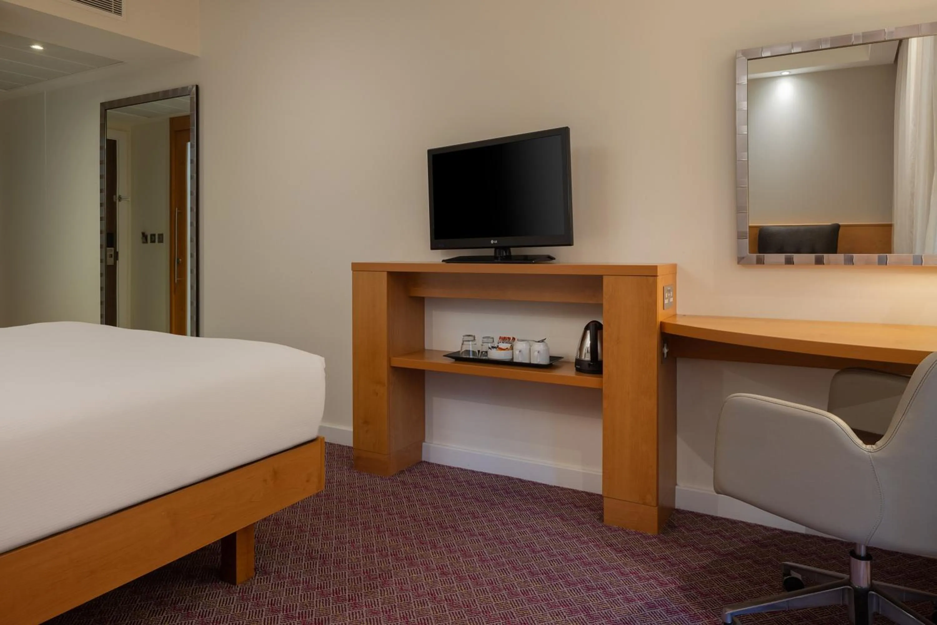 TV and multimedia, Bed in Hampton by Hilton London Waterloo