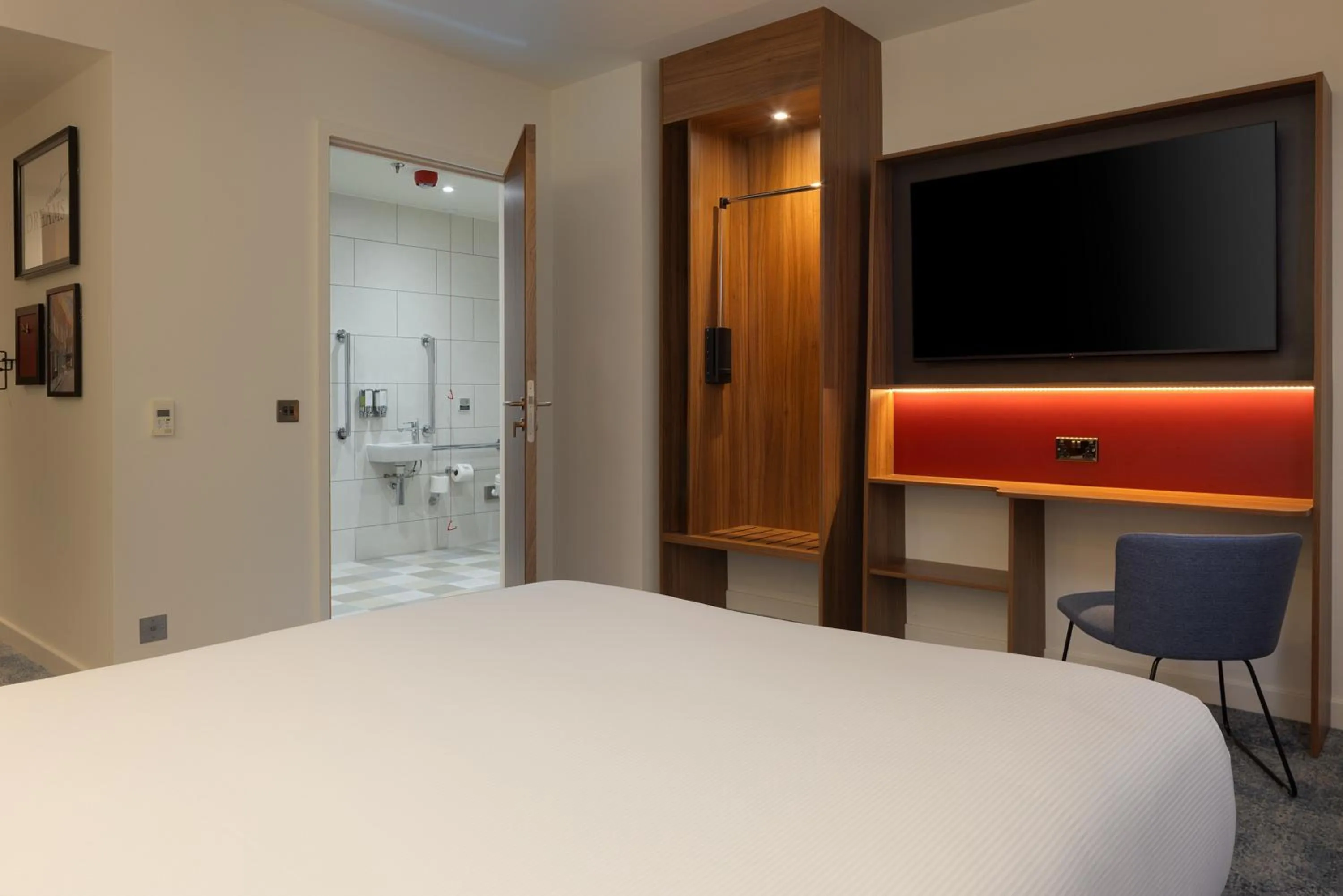 acessibility, Bed in Hampton by Hilton London Waterloo