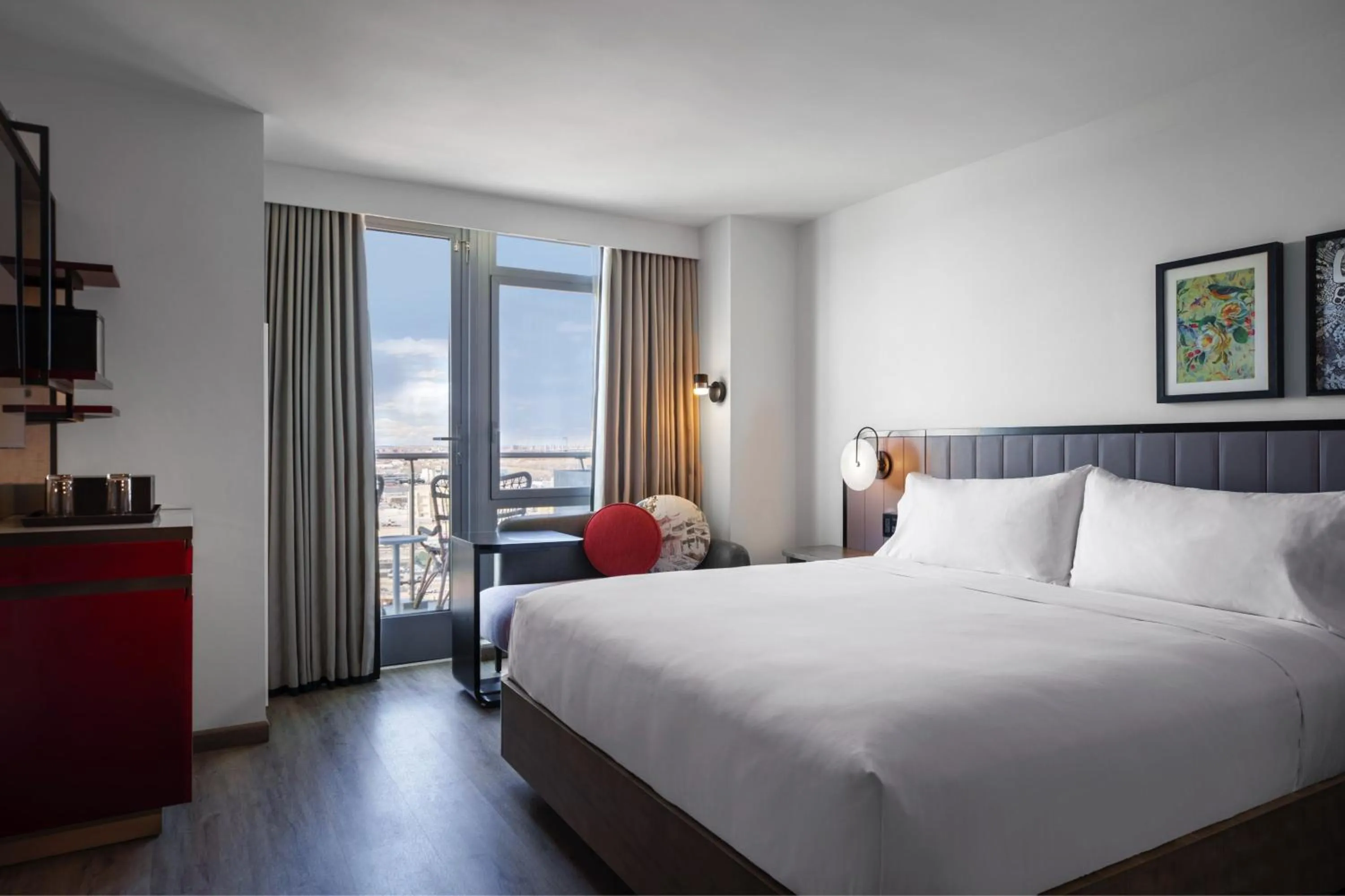 Photo of the whole room, Bed in Renaissance New York Flushing Hotel at Tangram