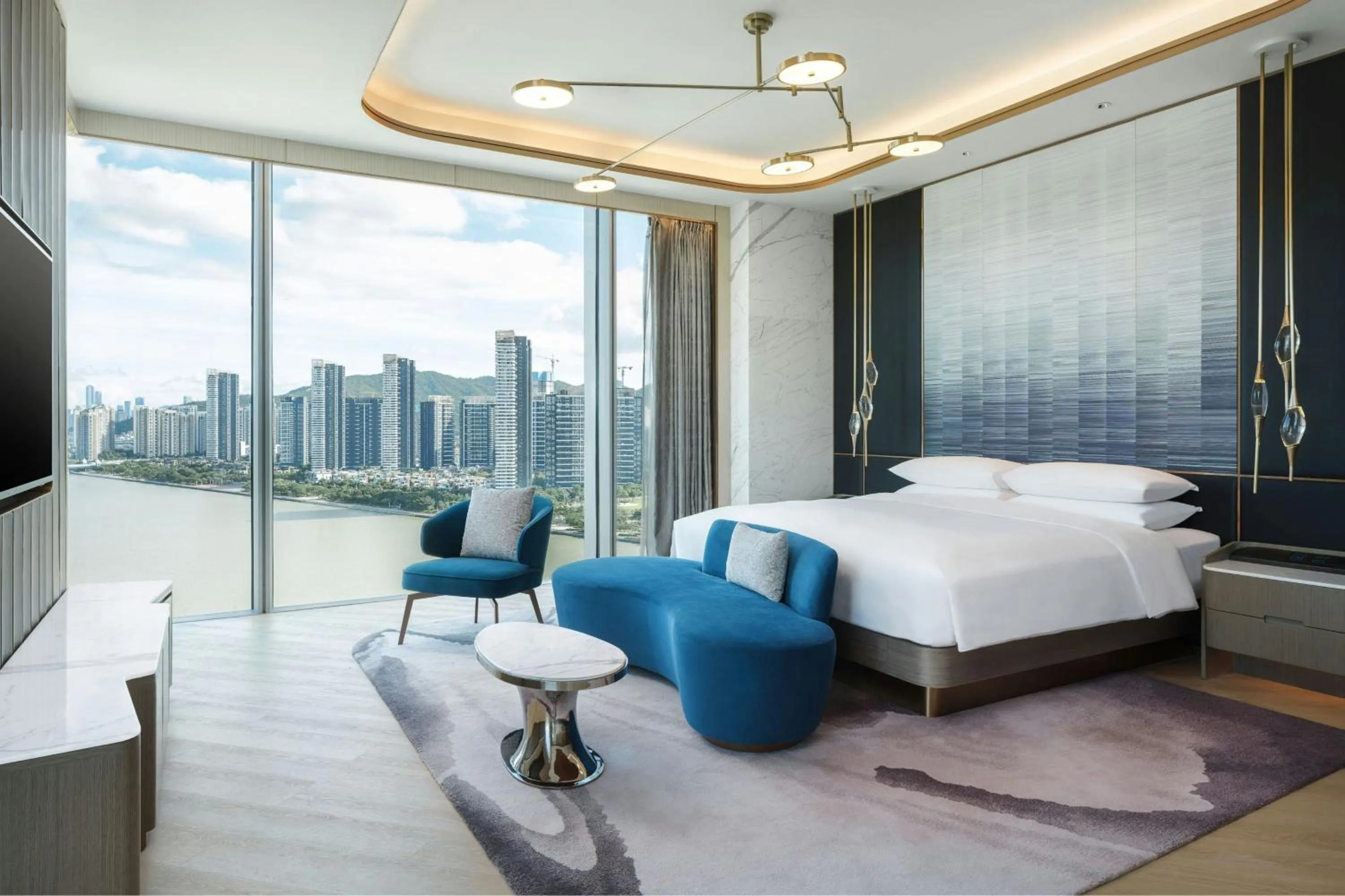 Lounge or bar, Bed in Renaissance Zhuhai Hotel