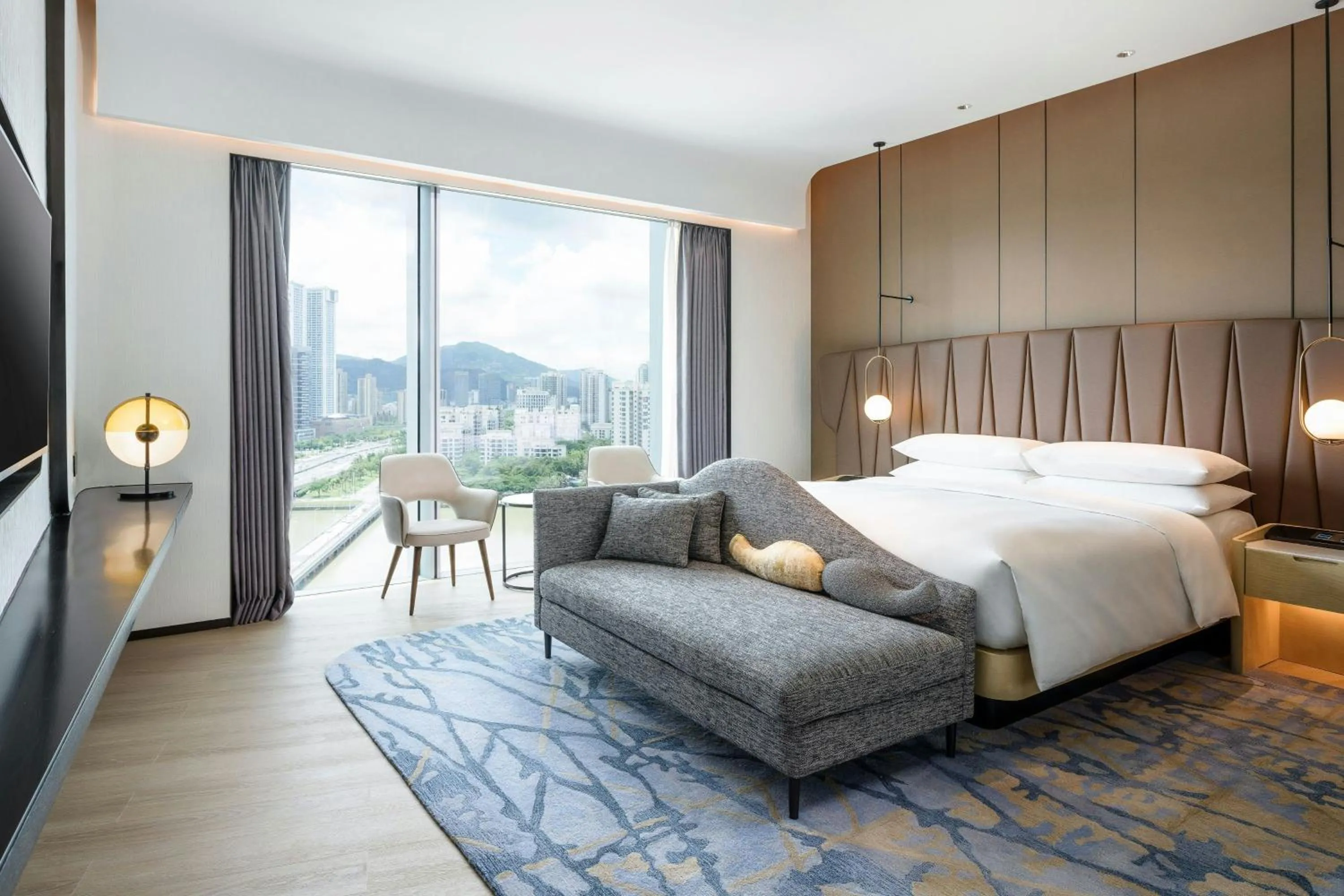 Lounge or bar, Bed in Renaissance Zhuhai Hotel