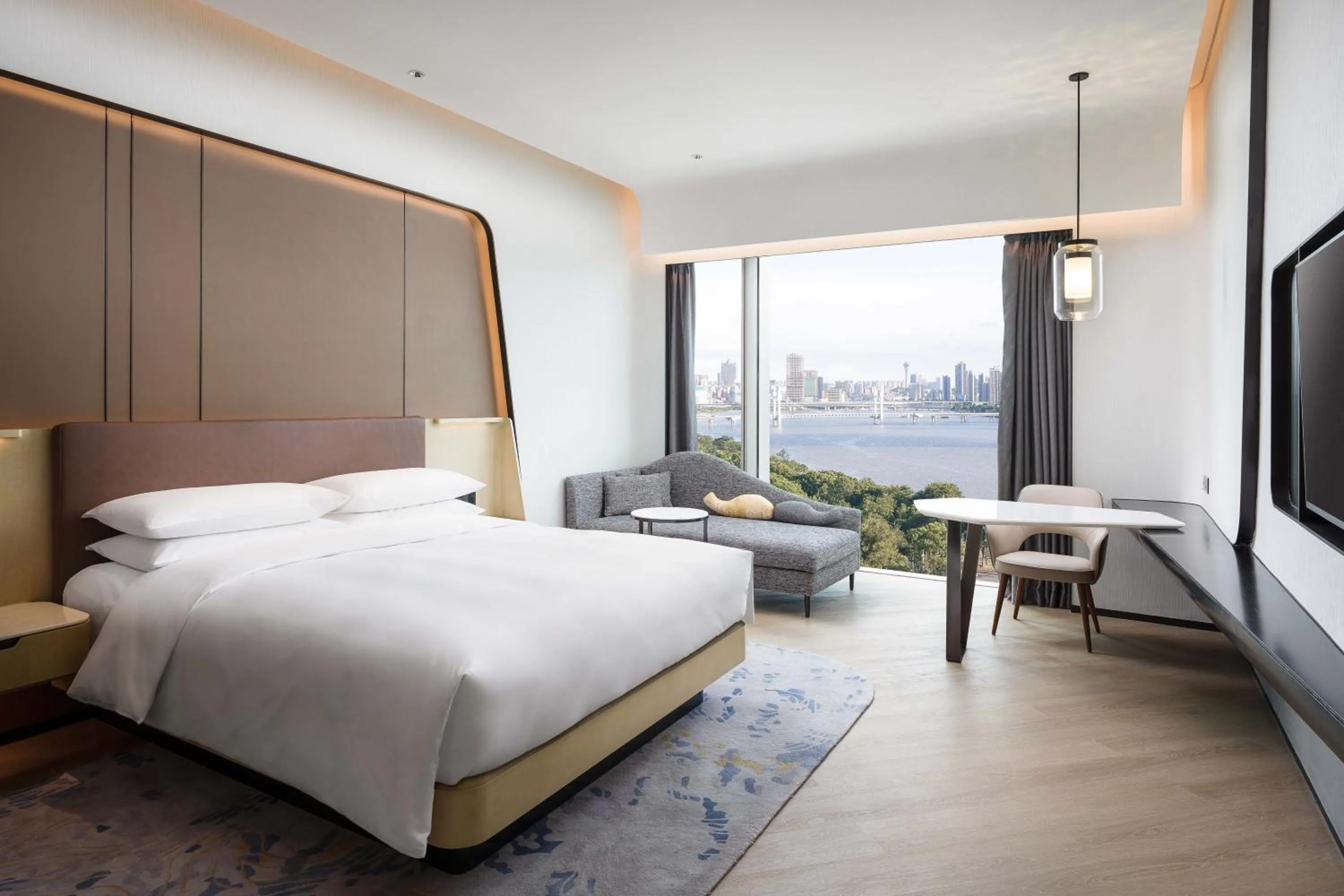 River view, Bed in Renaissance Zhuhai Hotel
