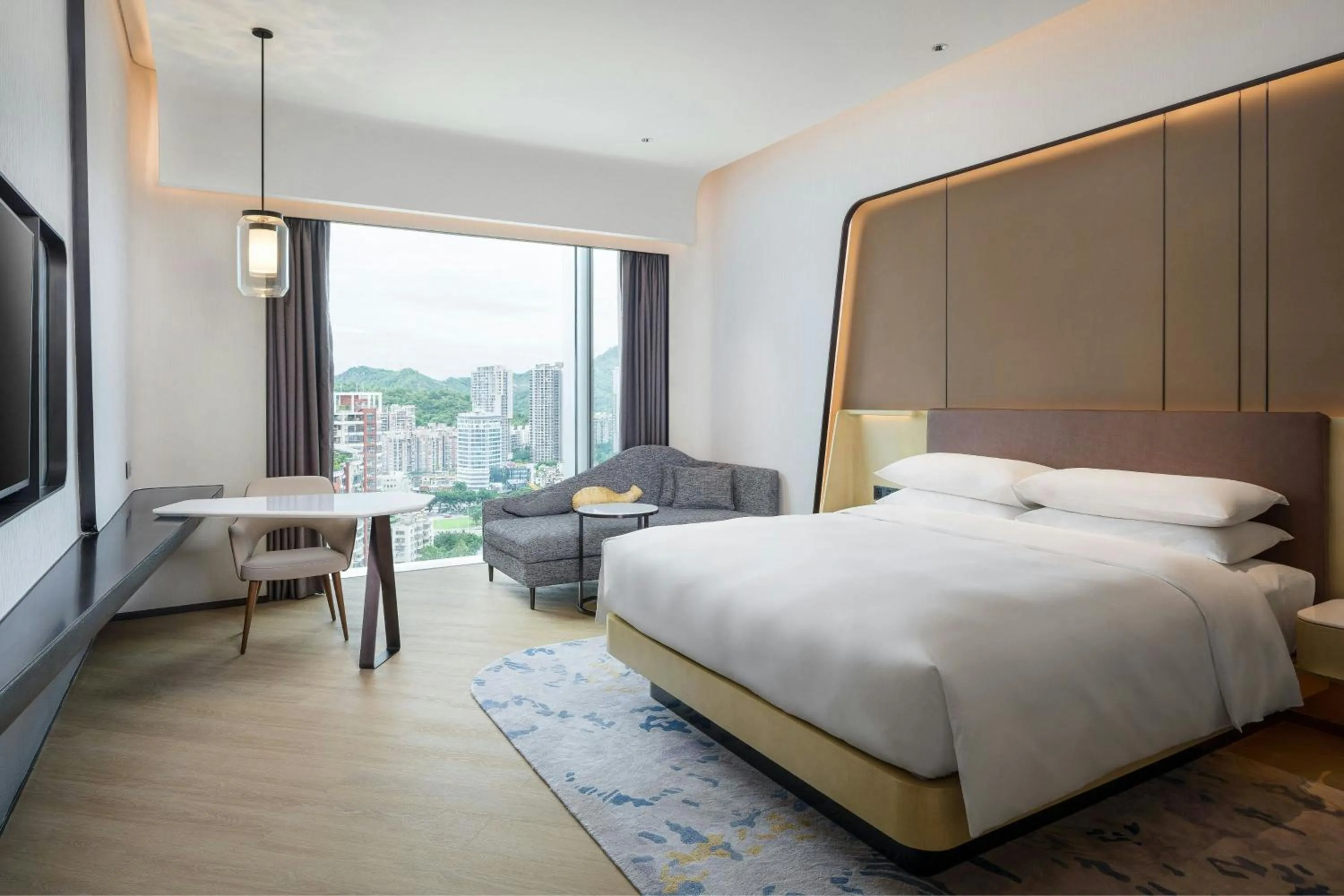 Photo of the whole room, Bed in Renaissance Zhuhai Hotel