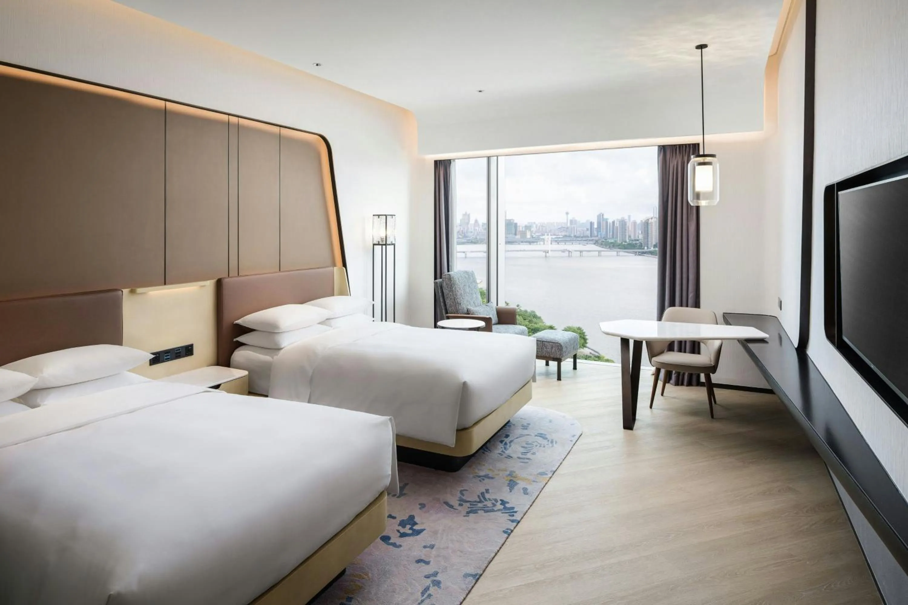 Lounge or bar, Bed in Renaissance Zhuhai Hotel