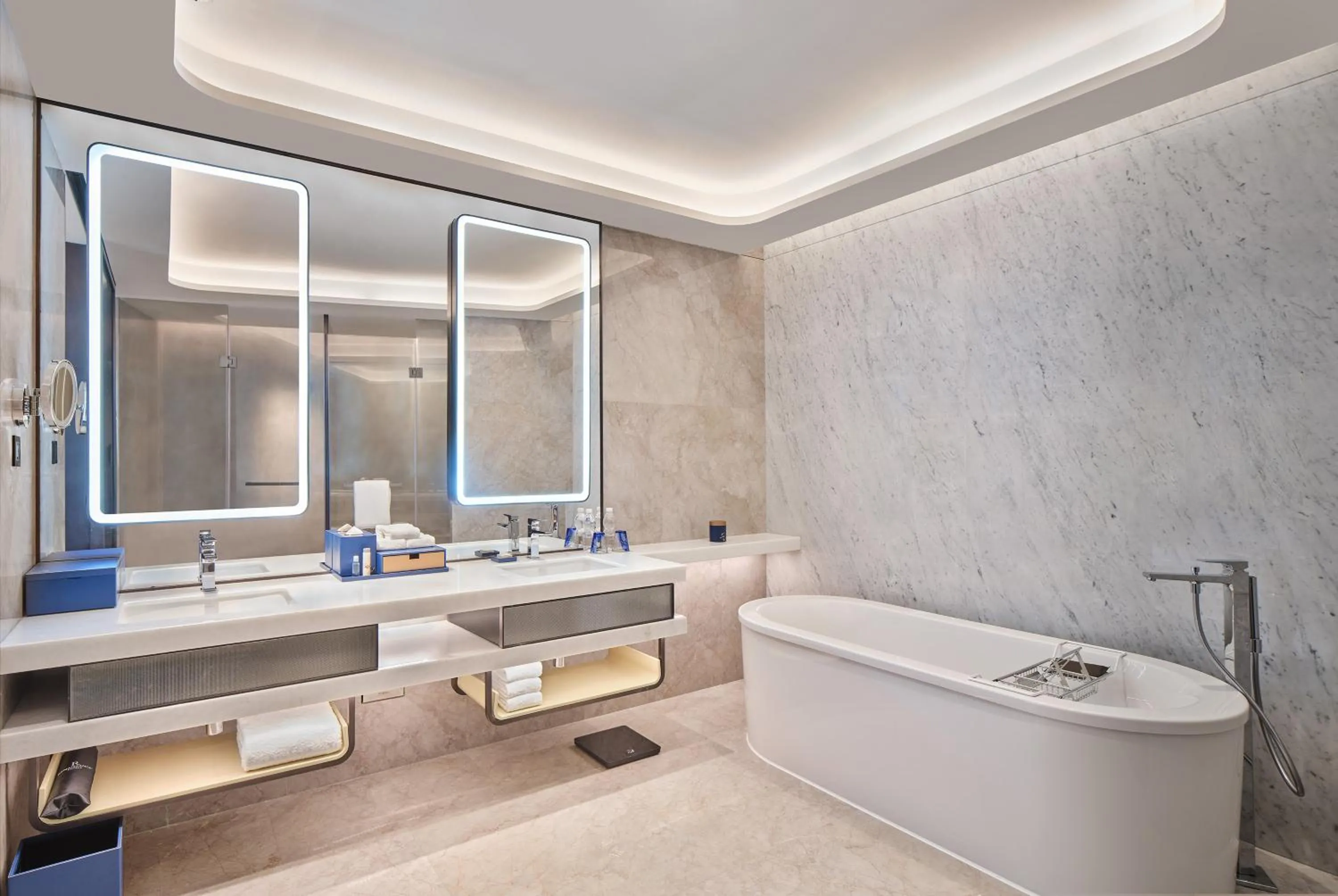Bathroom in Renaissance Zhuhai Hotel