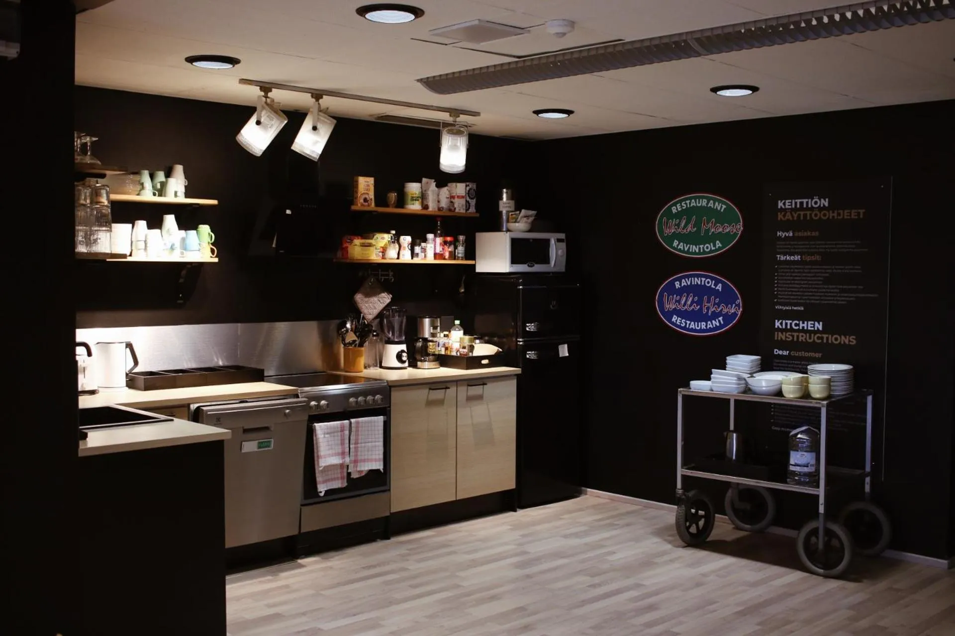 Communal kitchen in Hotelli Jämsä