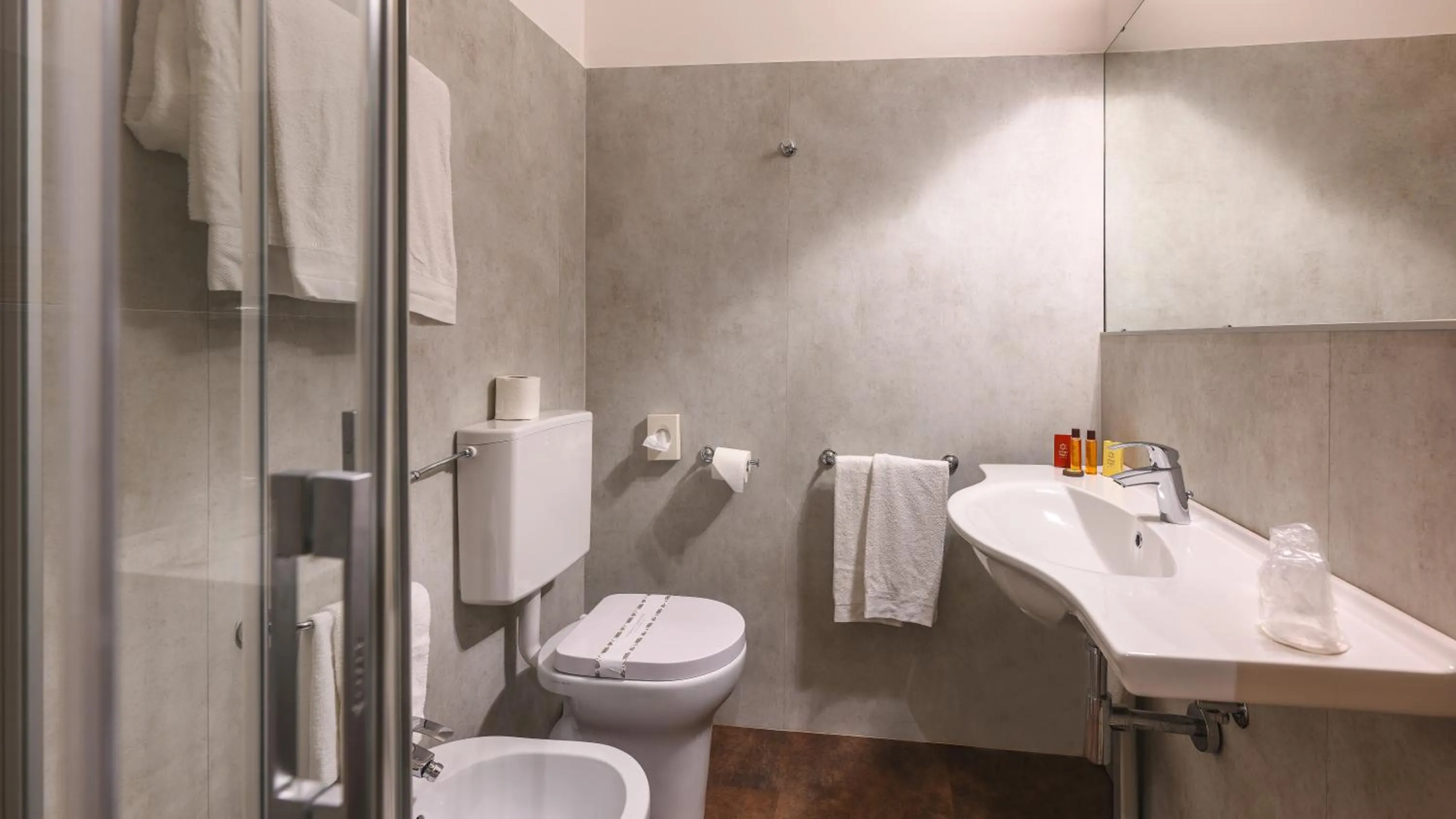 Bathroom in Albergo Reggio