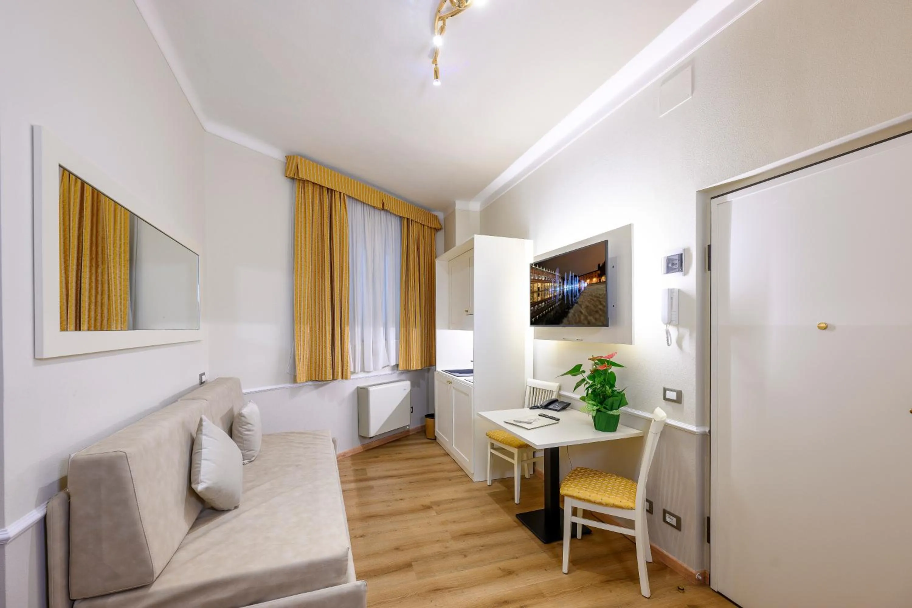 Seating area, Bed in Albergo Reggio