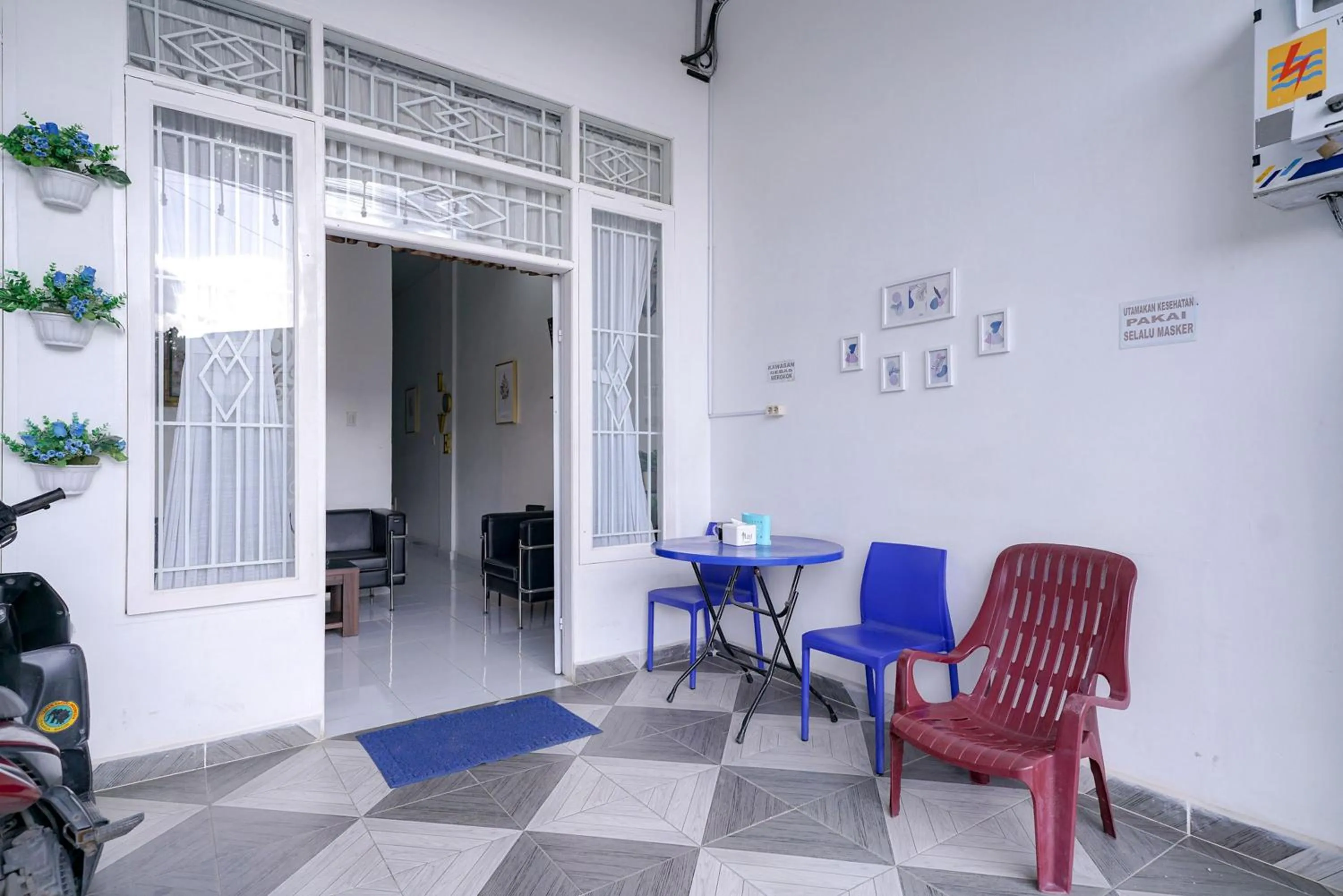 Facade/entrance in RedDoorz near Pantai Pandan Sibolga